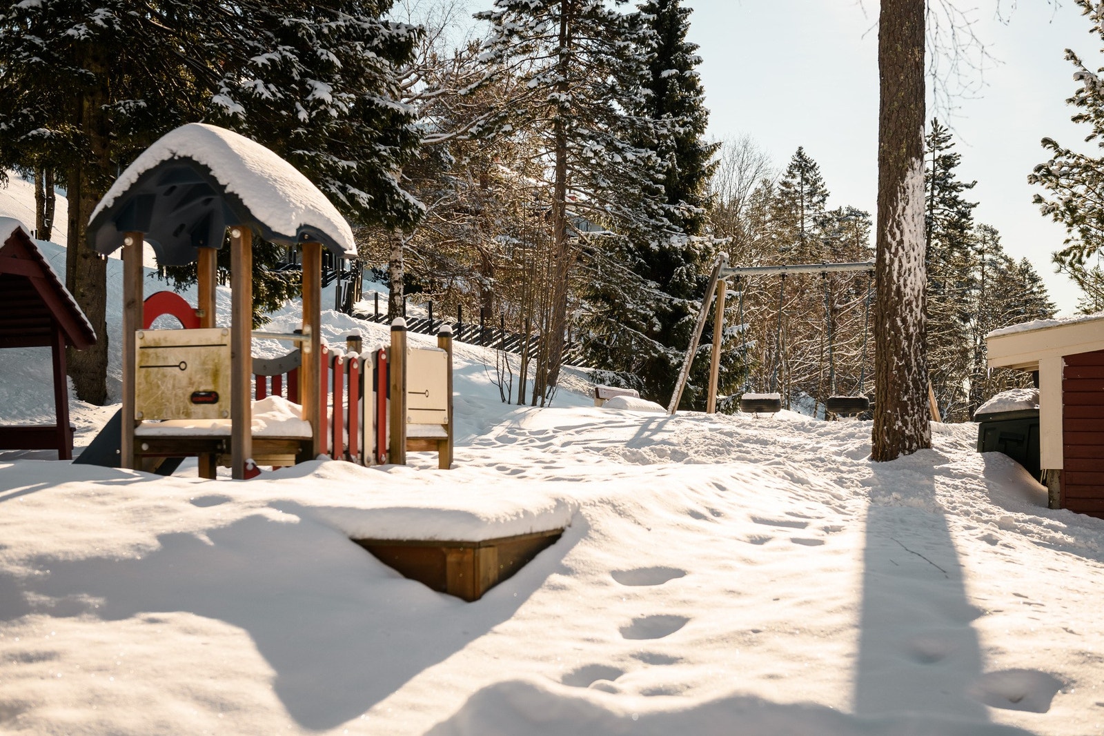 Borettslaget har trygge og fine lekeplasser på fellesområdet, med nytt klatrestativ fra 2024. Galleribilde