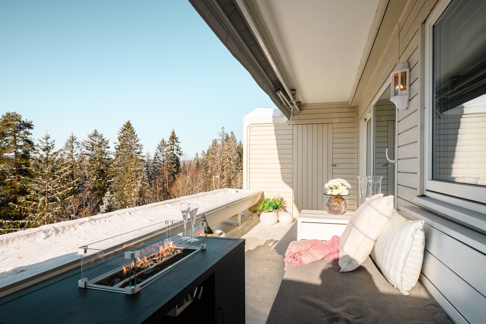 Den overbygde, vestvendte terrassen er et lunt og privat uterom. Meget solrik! Galleribilde