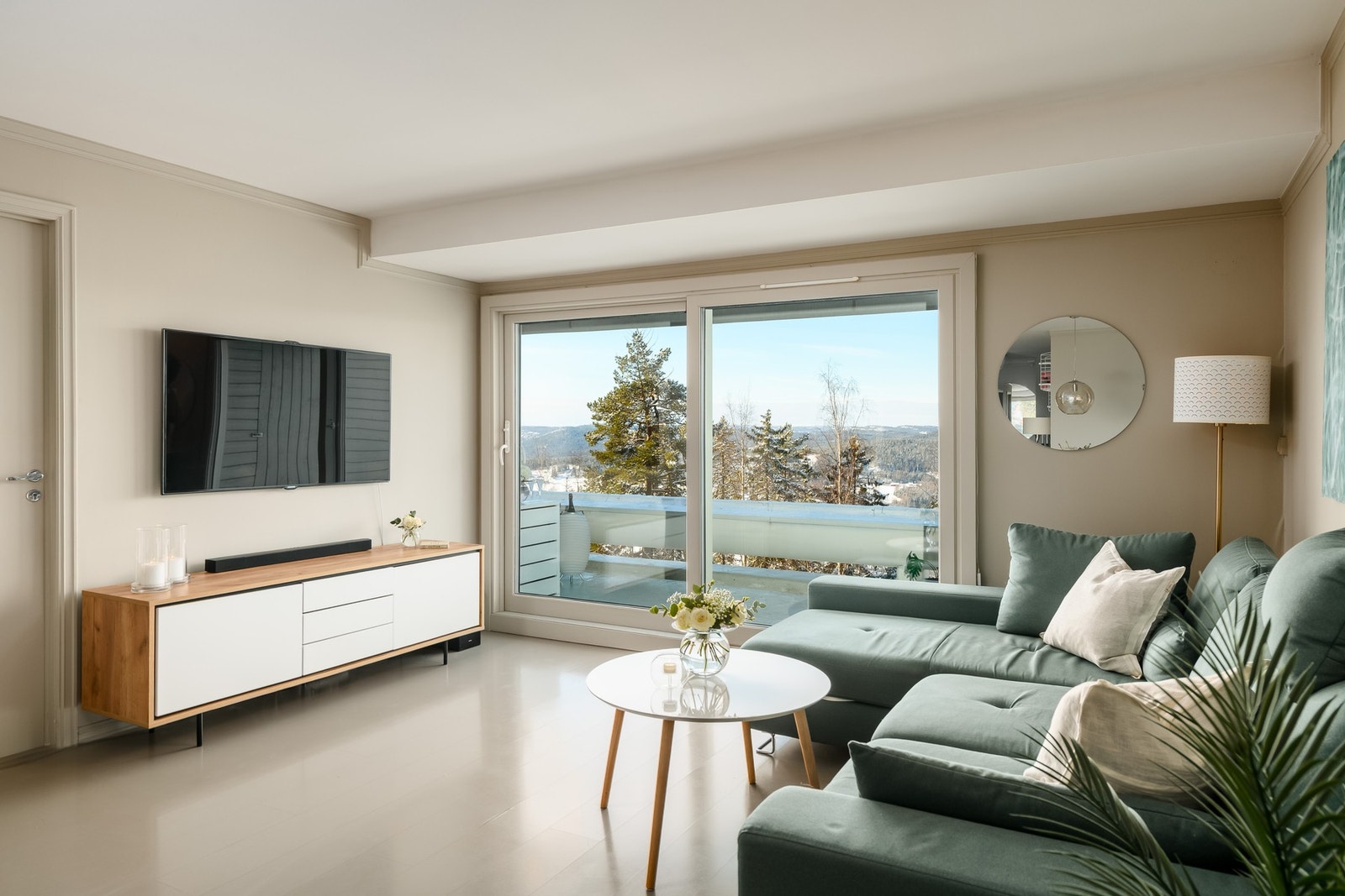 Leiligheten er en attraktiv endeleilighet, som gir en privat atmosfære. Galleribilde