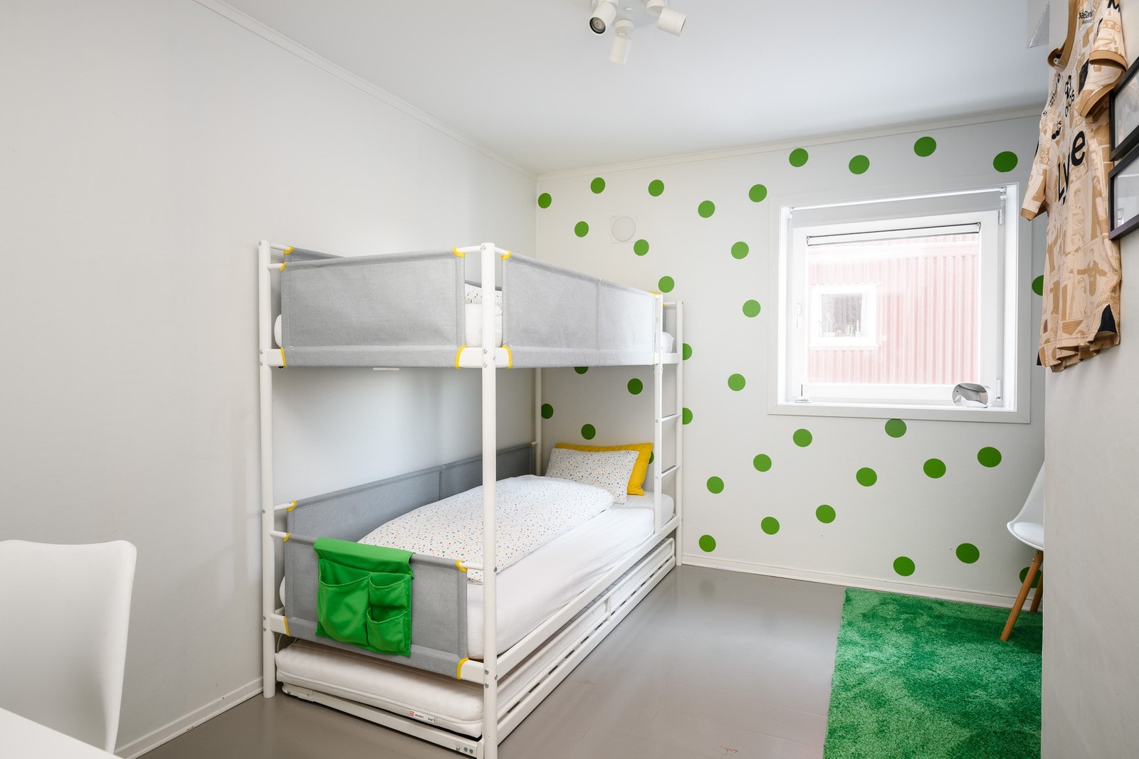 Leilighetens andre soverom med adkomst fra entréen, har god plass til seng, garderobe og annen ønsket møblering. Galleribilde