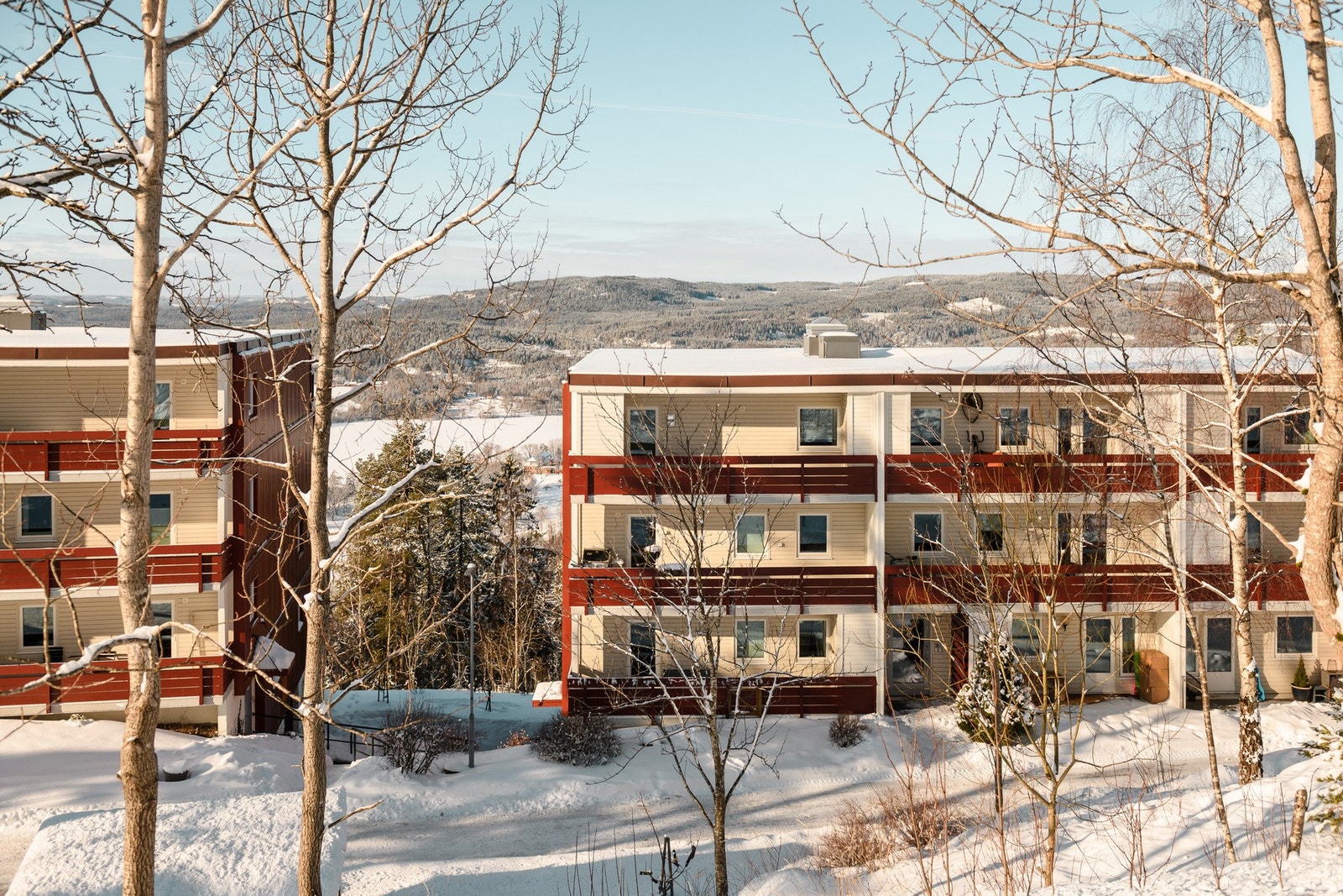 Boligen ligger i Måltrostskogen Borettslag, et veletablert og rolig borettslag på Holmenkollens solside. Galleribilde