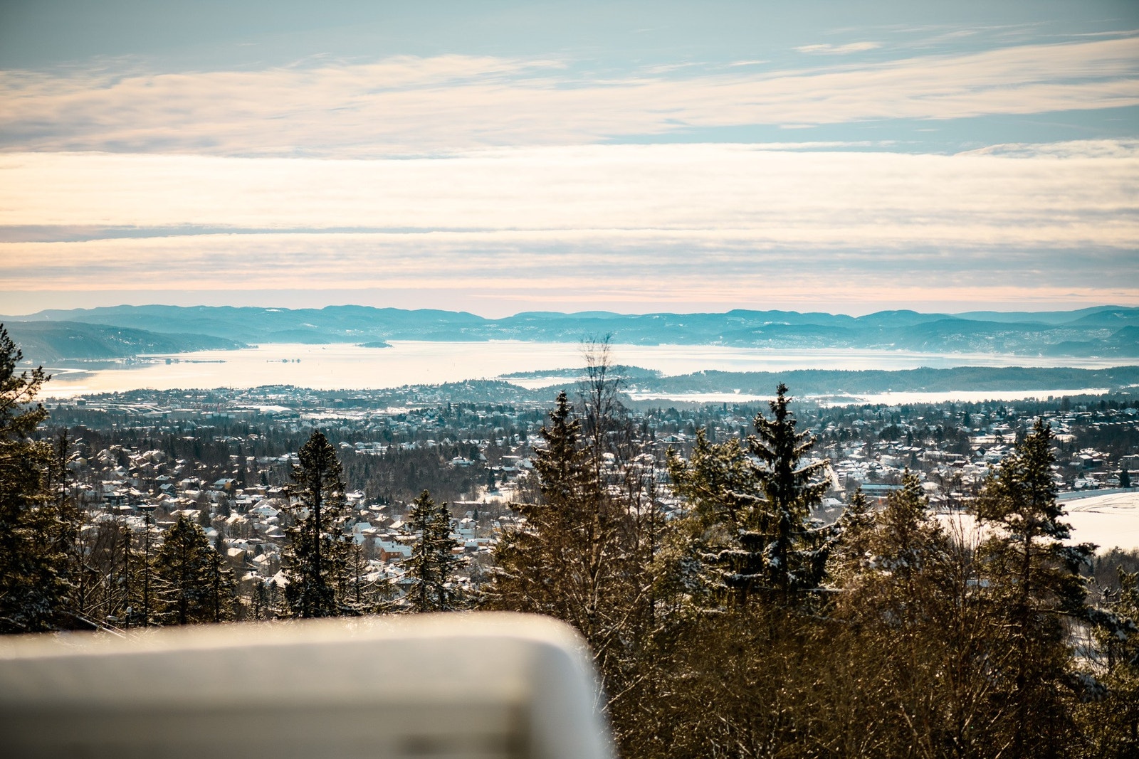 Her bor du høyt og fritt med fantastisk utsyn over Bogstadvannet og Bærumsmarka. Galleribilde