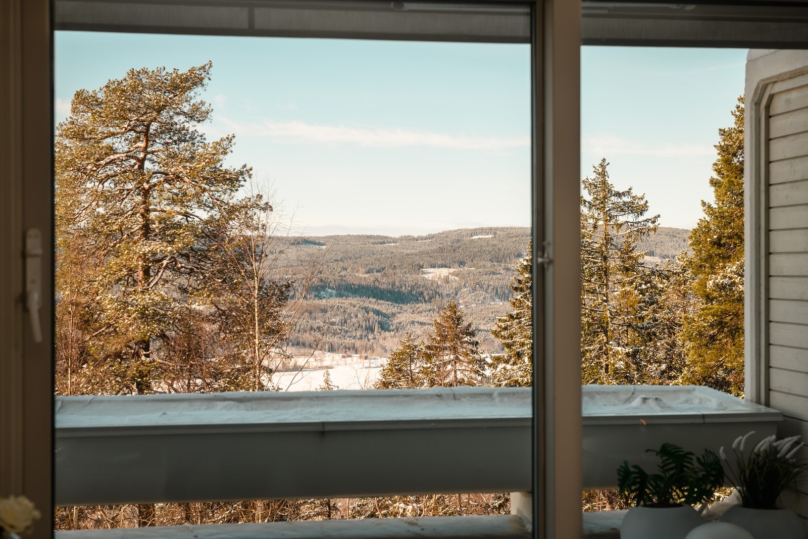 Beliggenheten helt inntil markagrensen gir umiddelbar nærhet til flotte turområder. Galleribilde