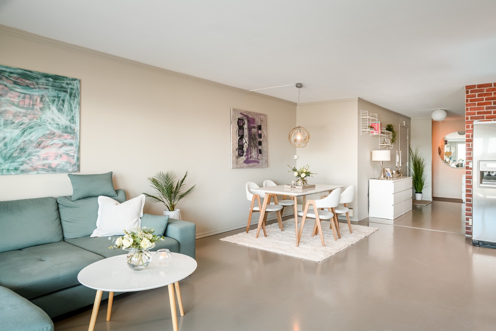 Gulvet er belagt med malt laminat, og veggene har lyse, tidløse fargetoner som bidrar til et helhetlig og harmonisk uttrykk. Galleribilde