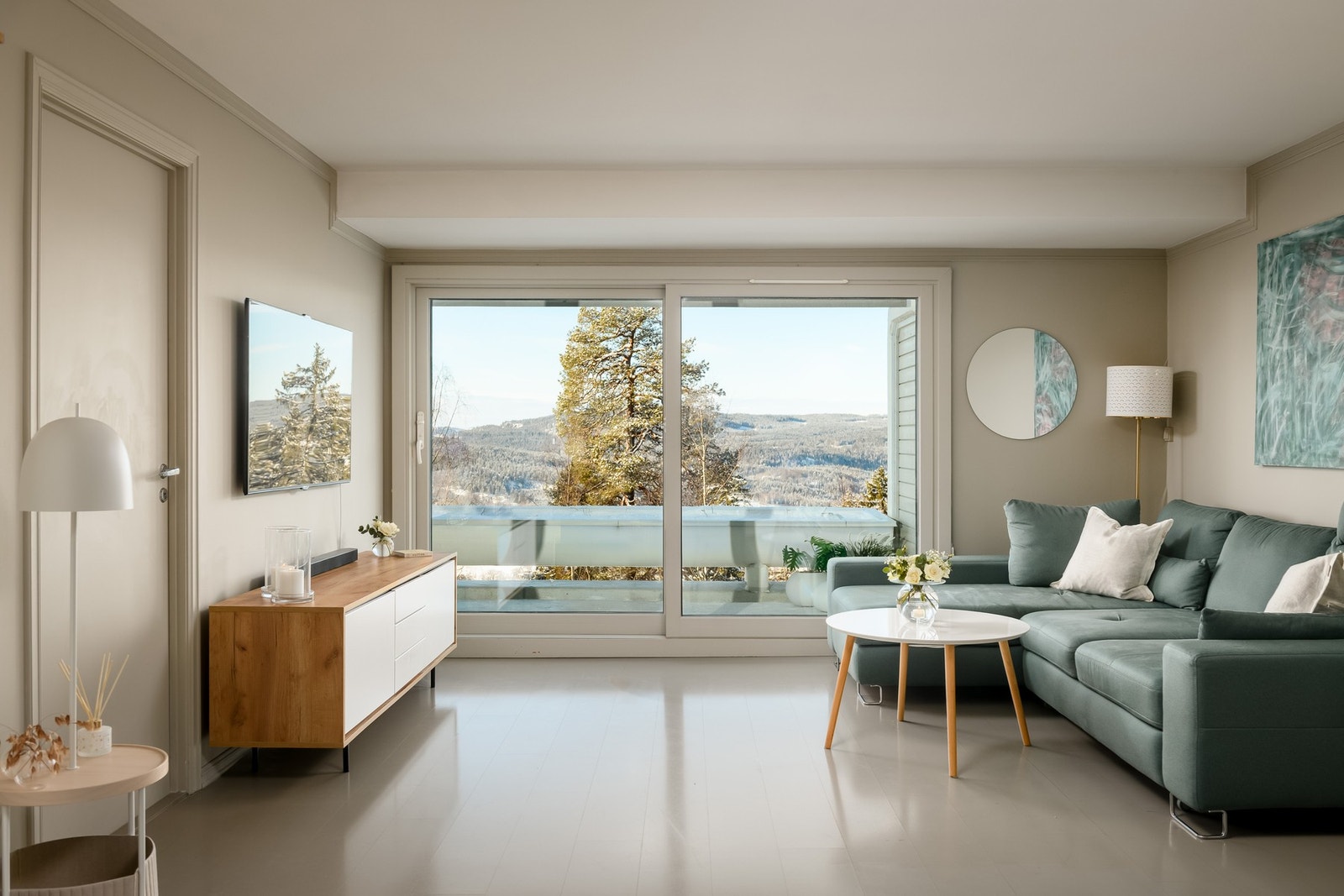 Fra stuen er det direkte utgang til terrasse på 12 kvm via en skyvedør. Galleribilde