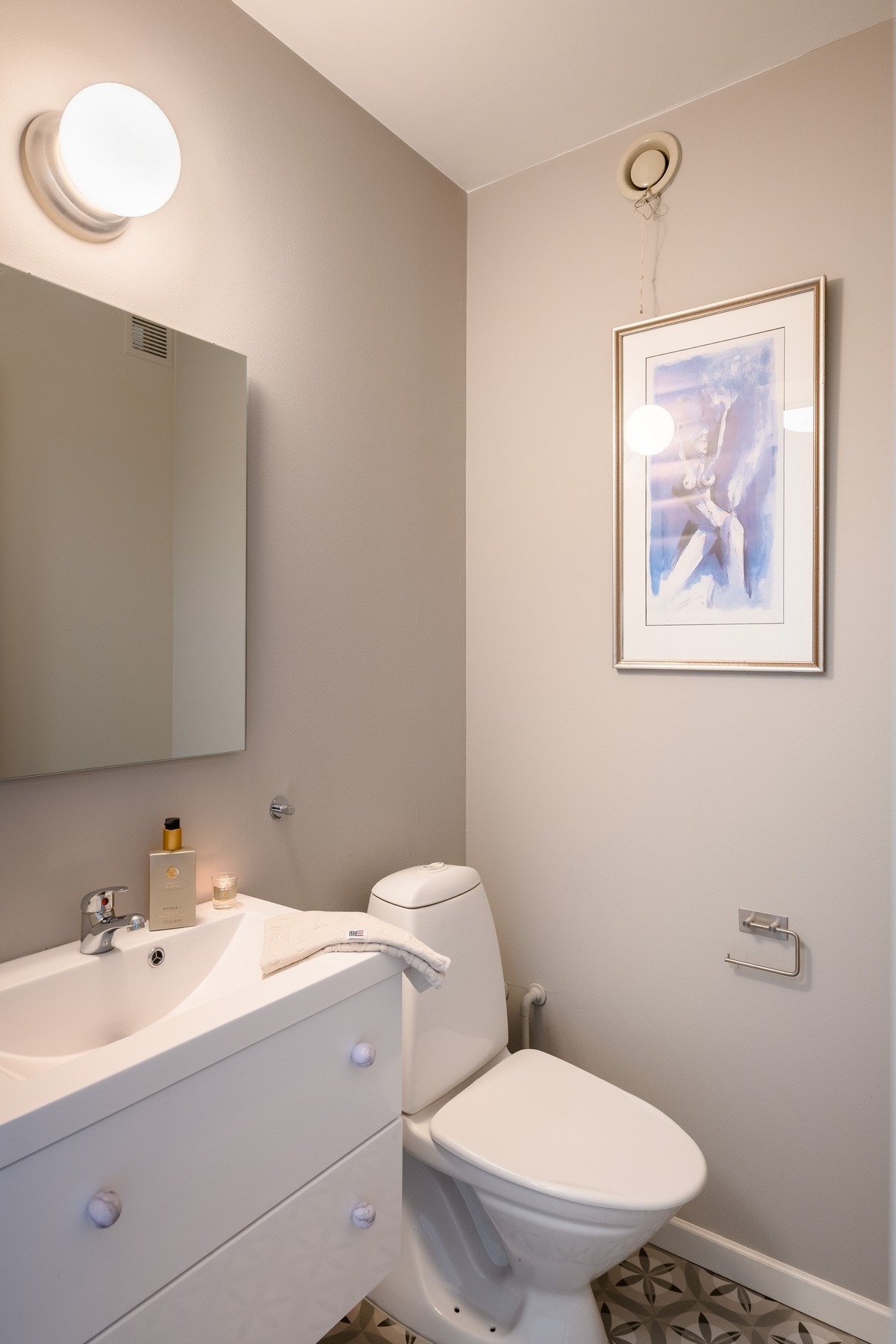 I tillegg til badet har leiligheten et separat toalettrom med servant og flislagt gulv. Galleribilde