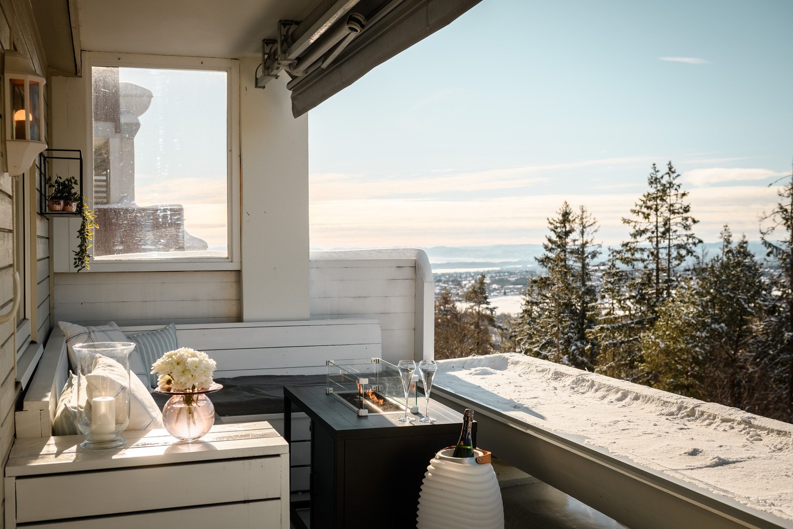 Utsikten er et av boligens klare høydepunkter. Nydelig panorama mot omkringliggende landskap, samt Oslofjorden. Galleribilde