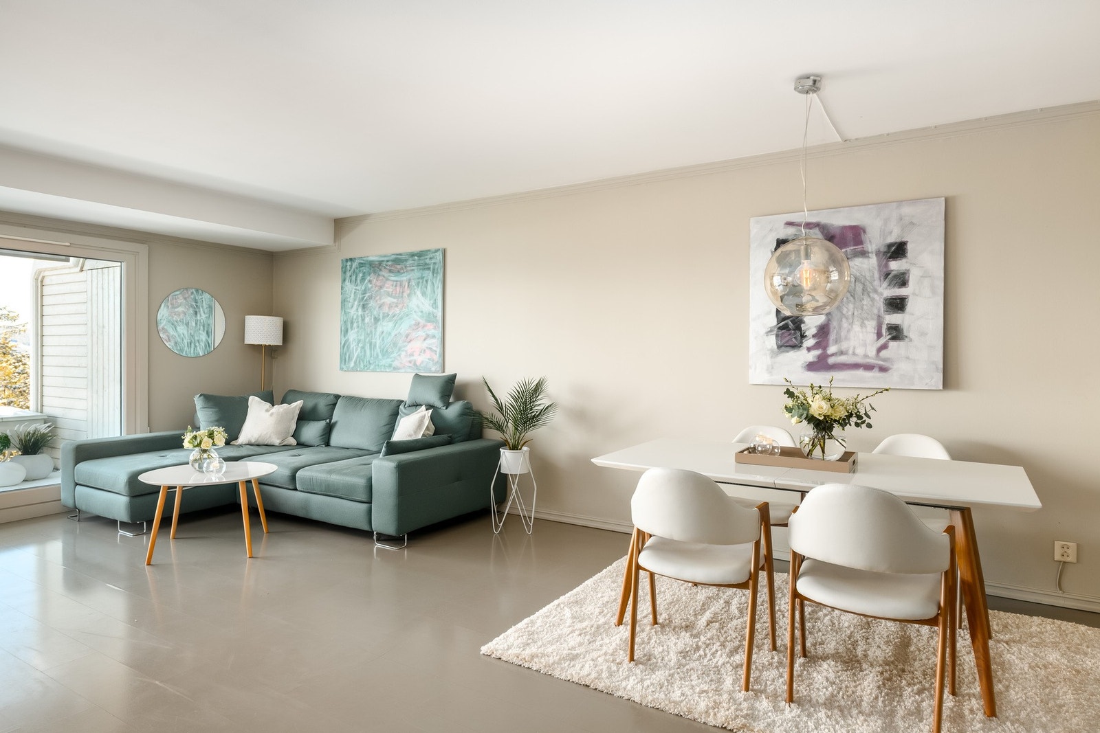 Den åpne løsningen mellom stue og kjøkken skaper et sosialt og luftig allrom. Galleribilde