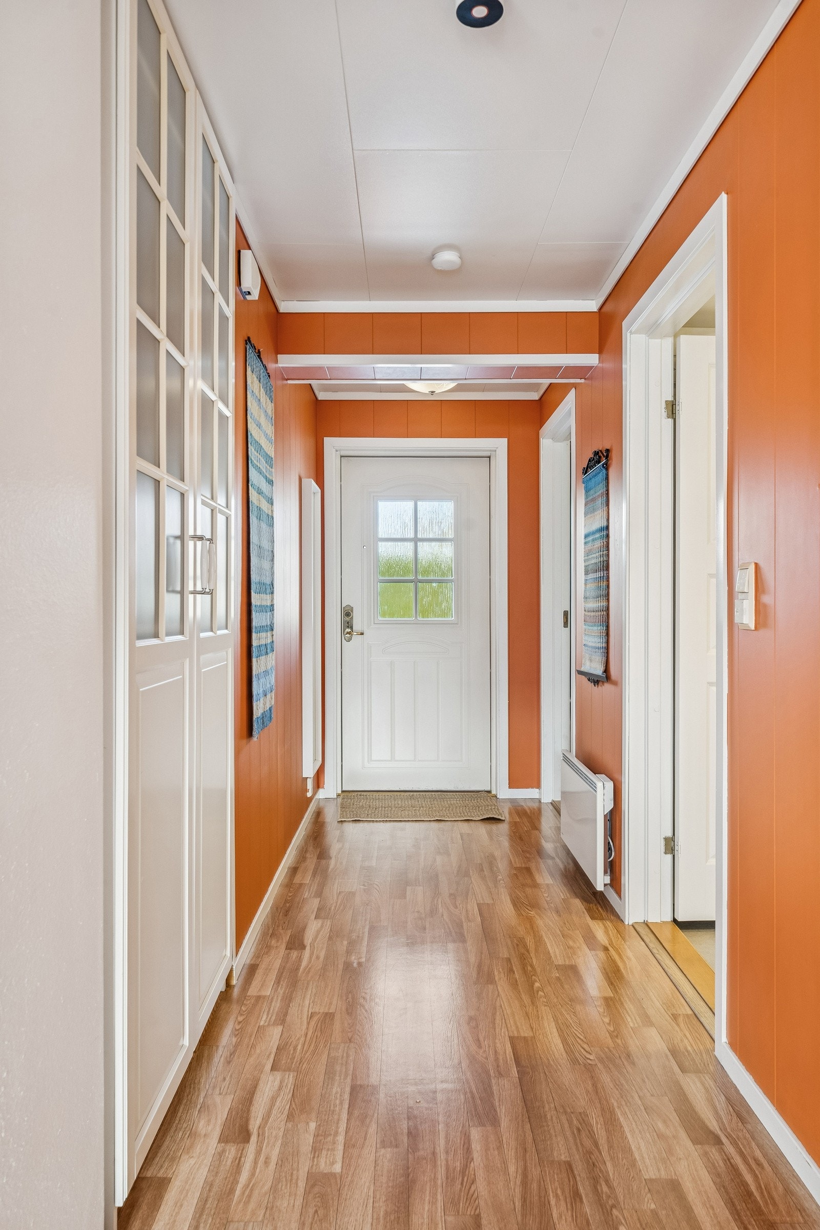 Gang med garderobeskap Galleribilde