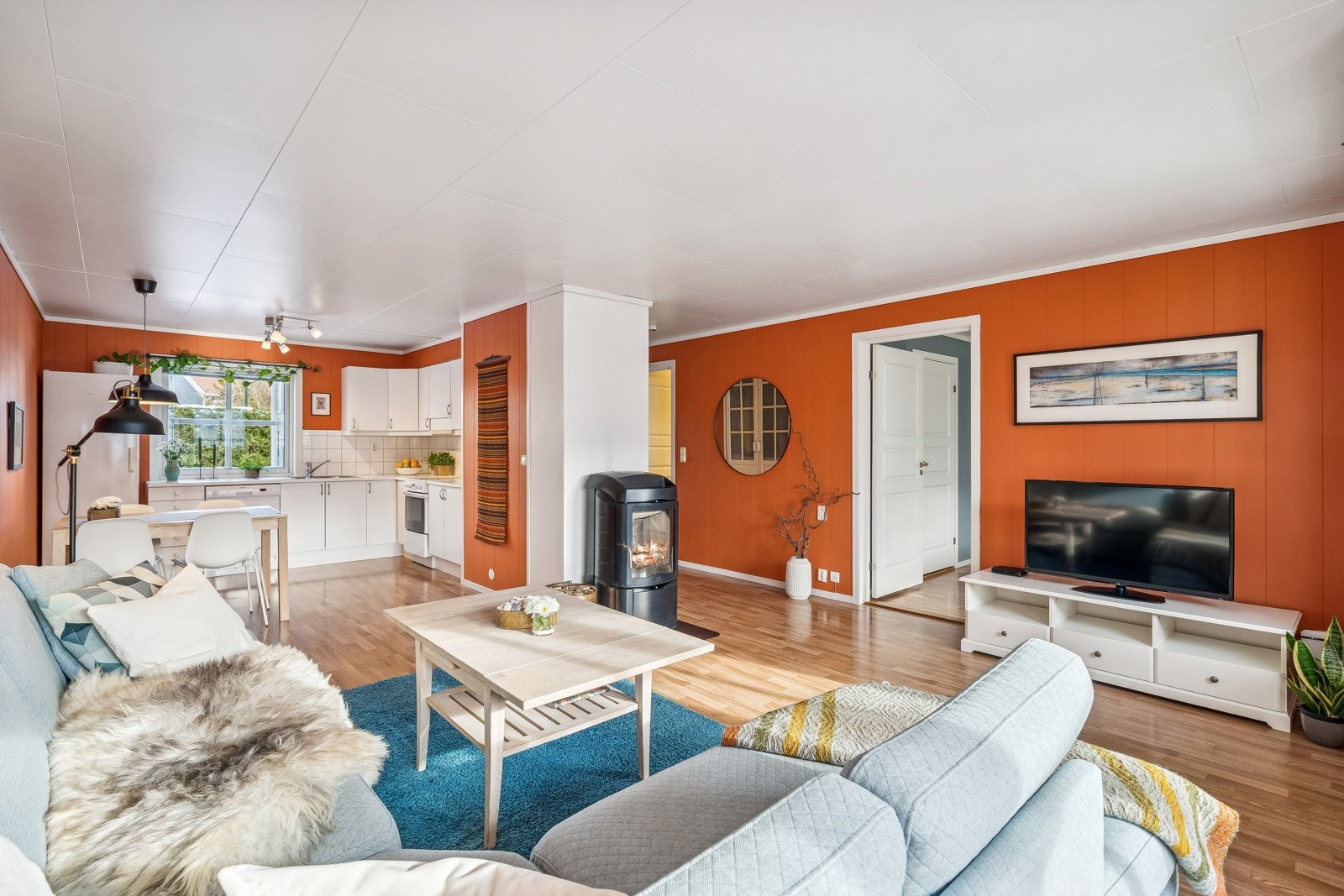 Stue og kjøkken i åpen løsning Galleribilde