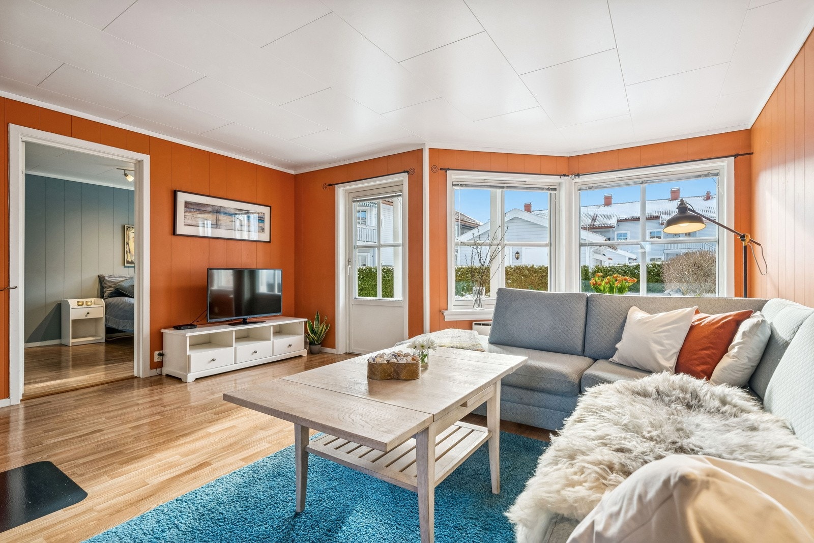 Stue med gode vindusflater Galleribilde