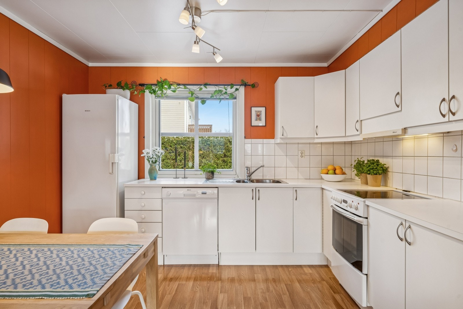 Godt med skapp og benkplass i kjøkken Galleribilde