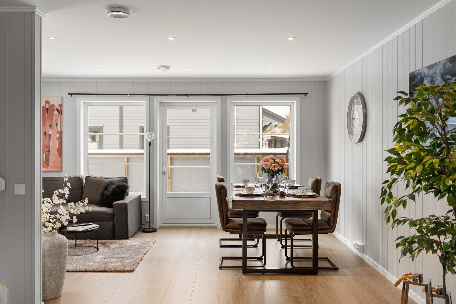 Stuen har god plass til sofaseksjon, tv-møbel og spisegruppe. Galleribilde