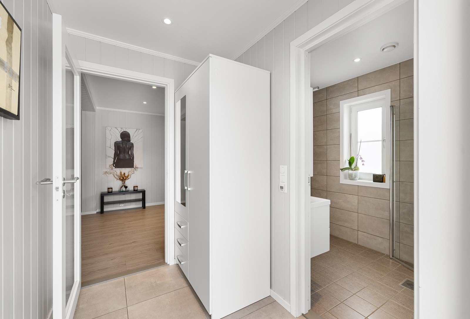 Fra gangen er det inngang til et bad. Galleribilde