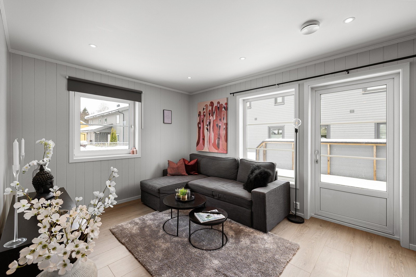 Det er lysmalte vegg- og takflater, samt downlights i himlingen. Galleribilde