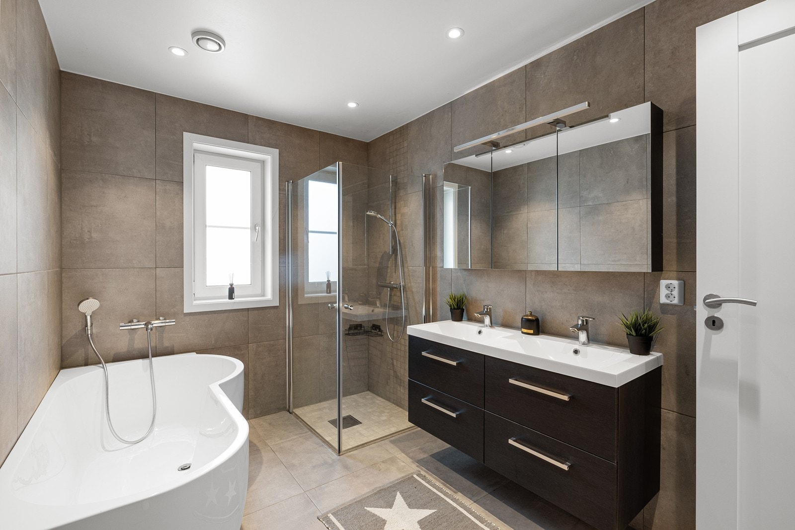 Badet i 2. etasje har også fliser på gulv og vegger. Galleribilde