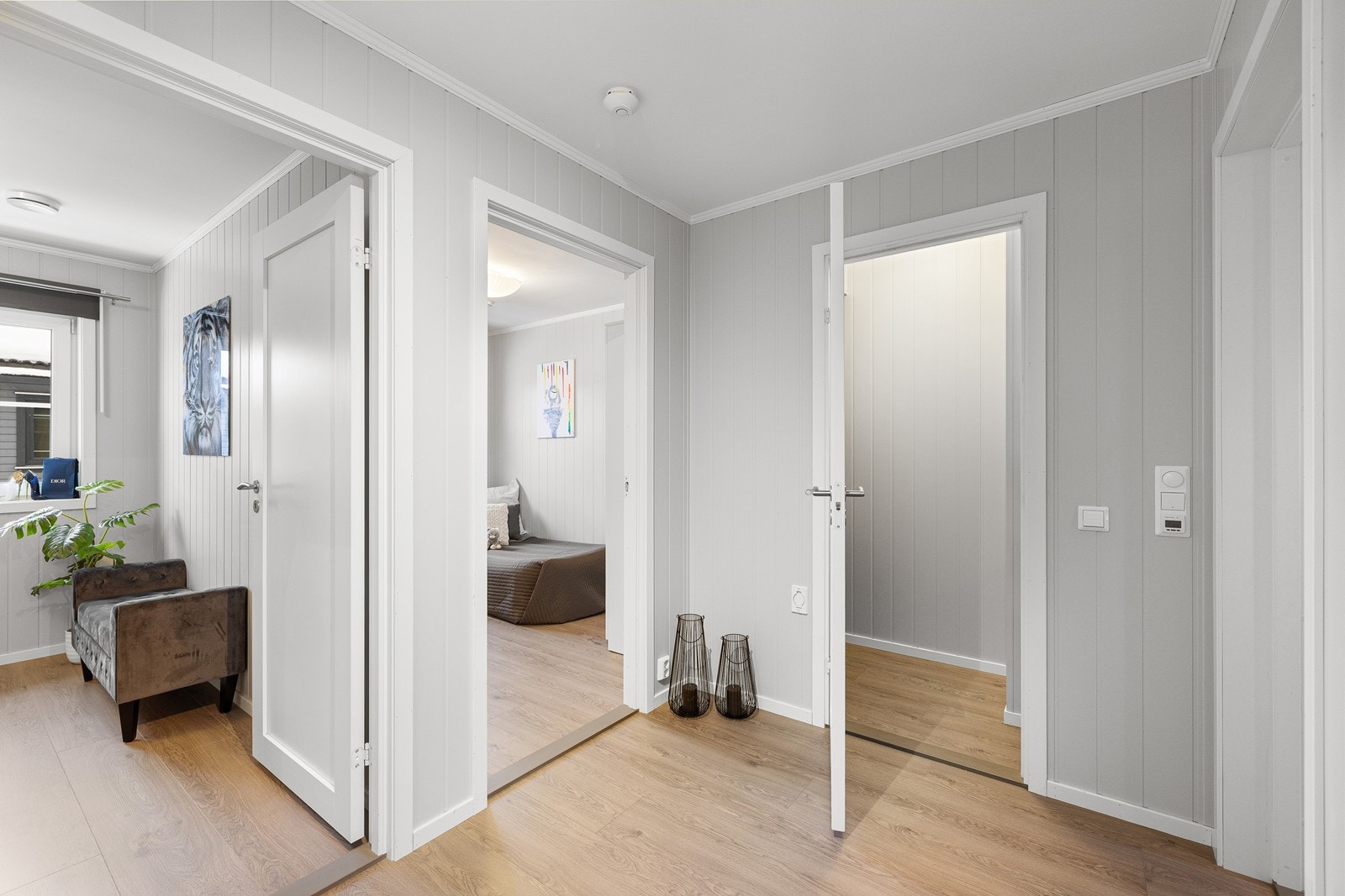 Fra trappen kommer man opp i en gang. Herfra er det inngang til et bad, samt tre soverom. I tillegg er det inngang til en svært praktisk innvendig bod - her er det mye lagringsplass! Galleribilde