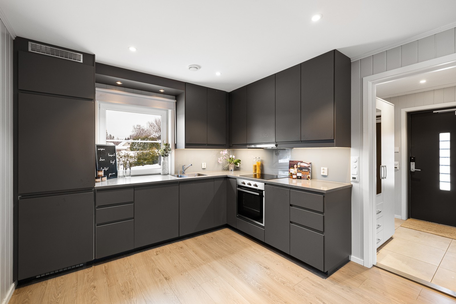 Det er montert glassplate mellom over- og underskapene. Galleribilde