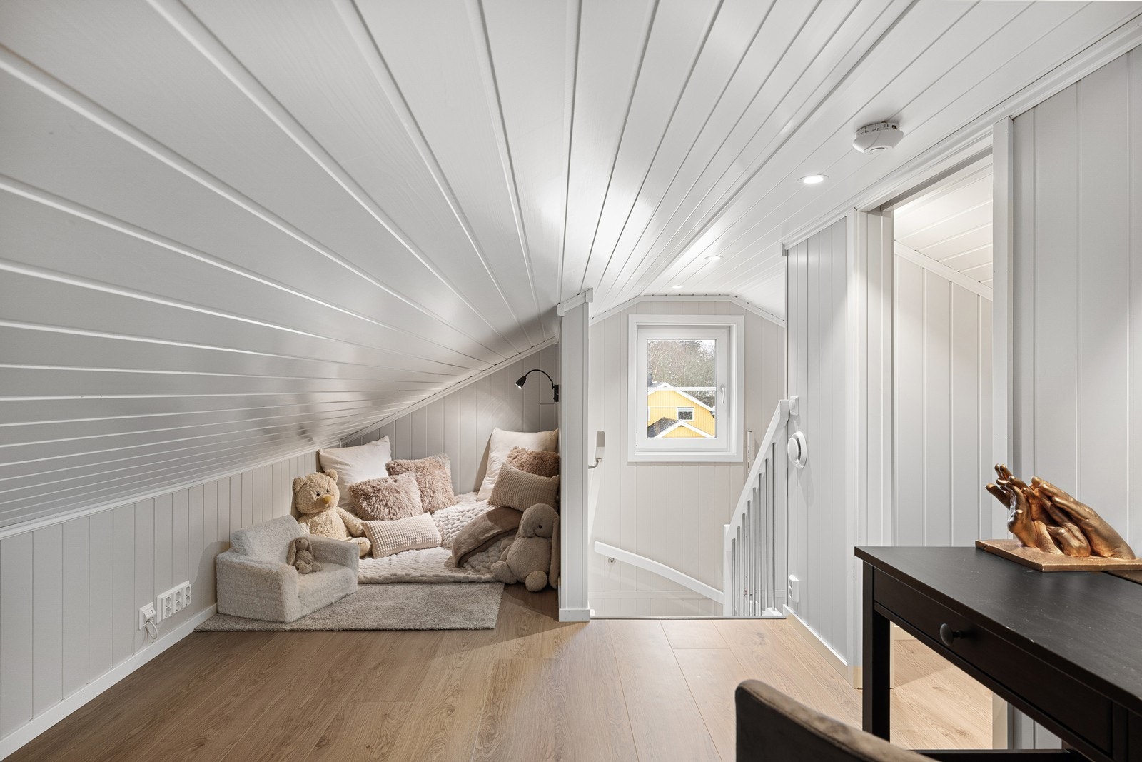 Loftet har et gulvareal på 28 m², men er ikke medregnet i boligens areal. Galleribilde