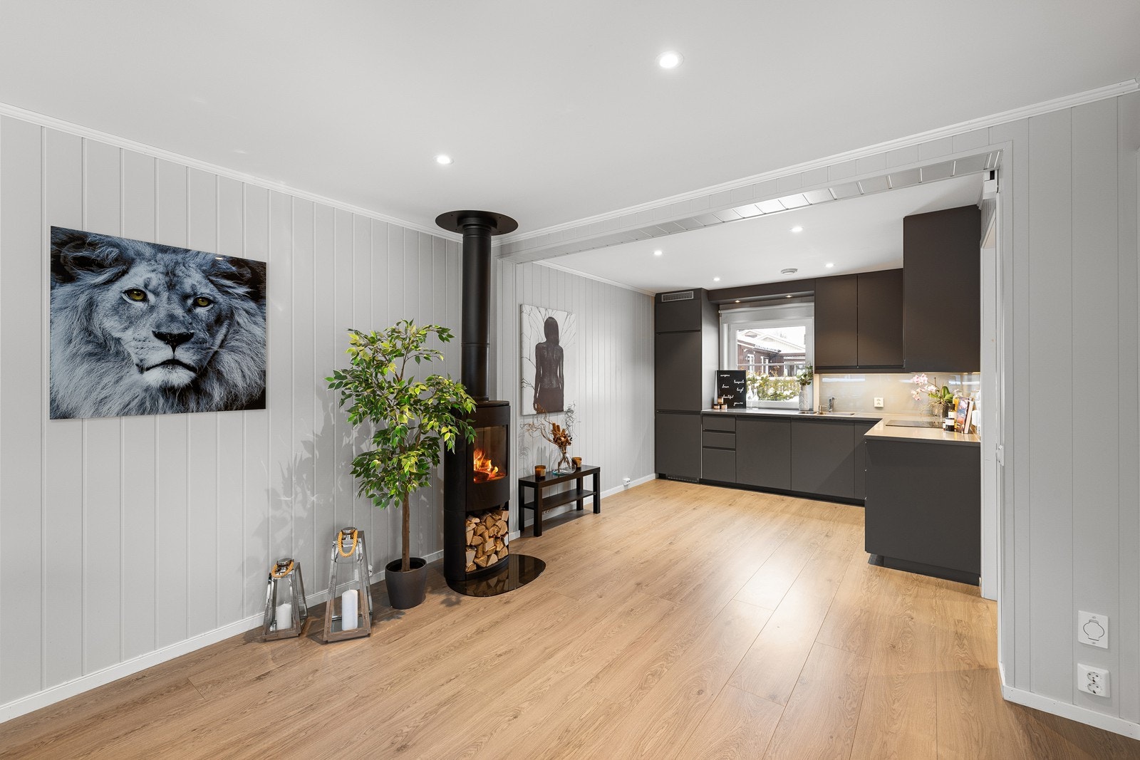 Det er etablert et ildsted i stuen, denne sikrer ekstra varme i vinterhalvåret. Galleribilde