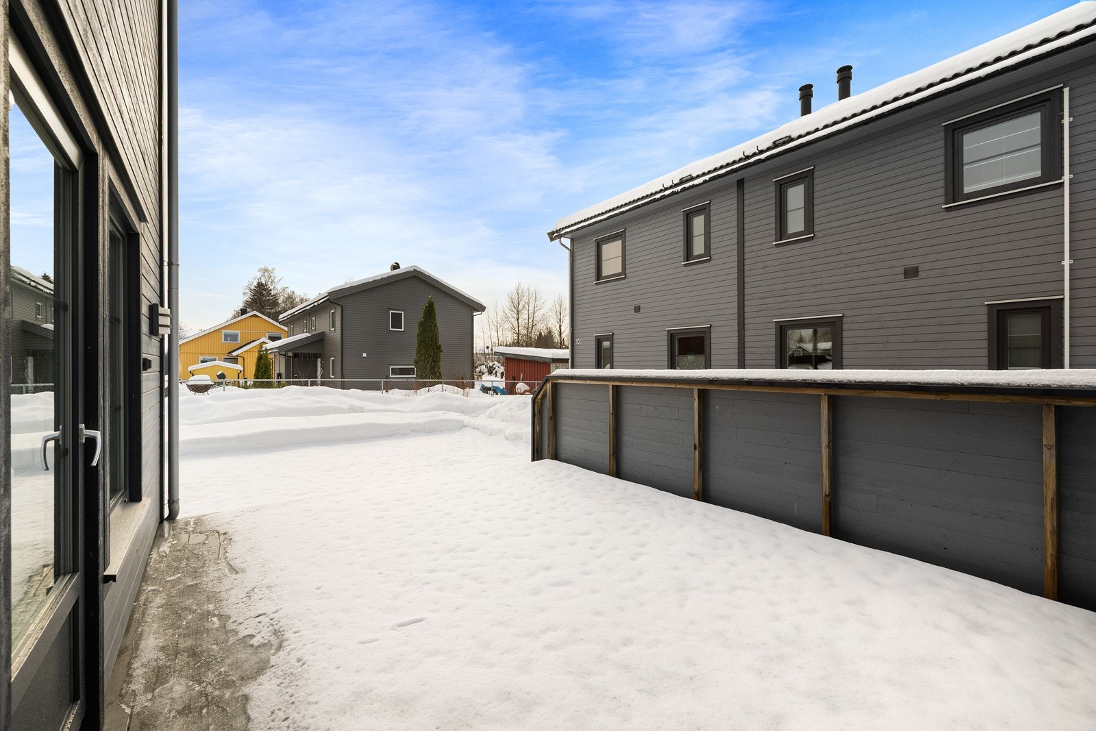 Her ute er det plass til utemøbler, samt grill. Terrassen er skjermet med levegger mot naboene. Galleribilde