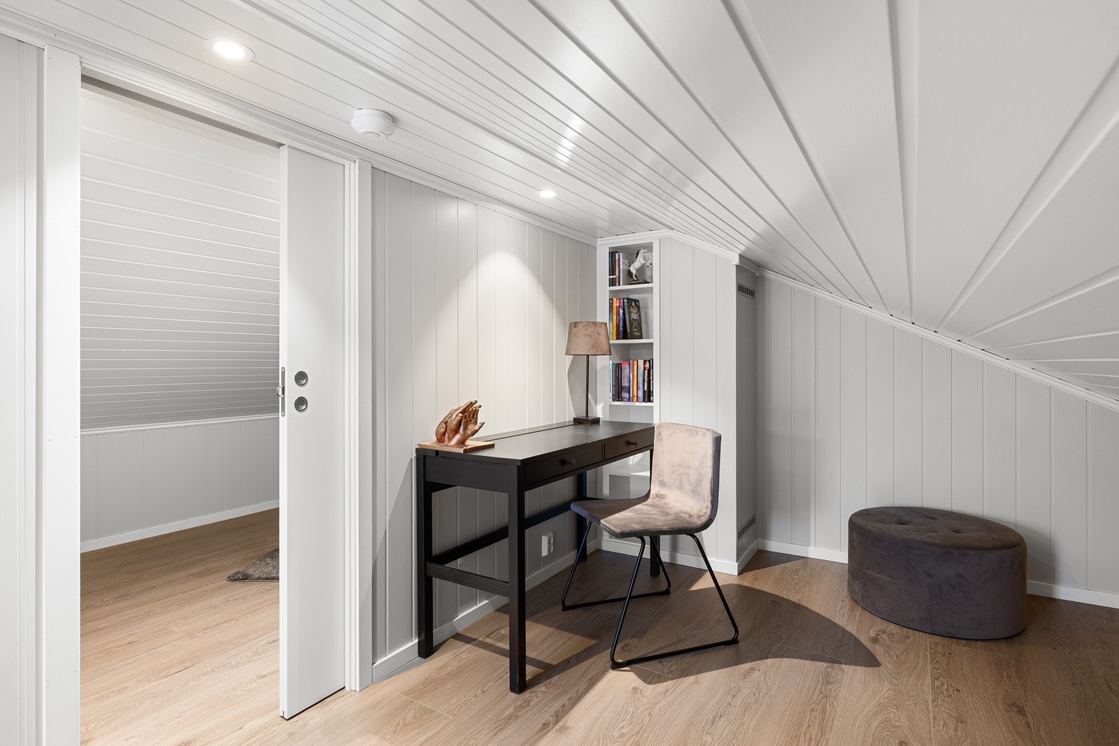 Etasjen er ikke innredet i de siste godkjente byggetegningene, og arealet regnes ikke som rom for varig opphold. Galleribilde