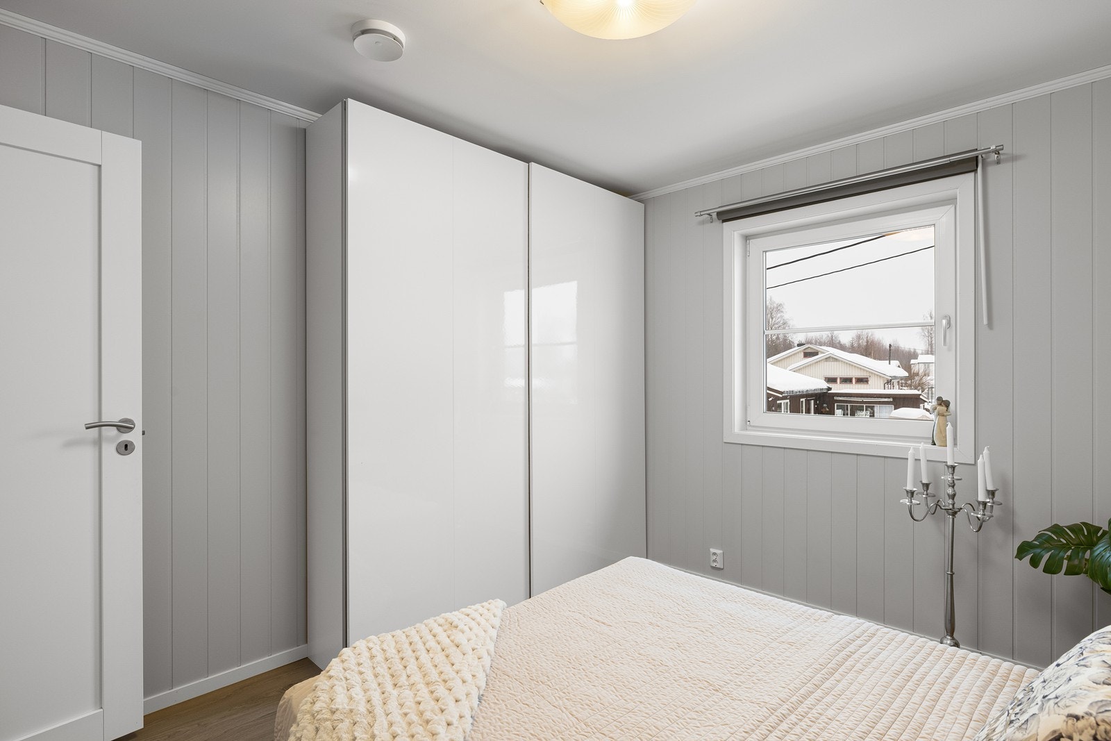 Videre er det plass til klær i skyvedørsgarderobe. Galleribilde