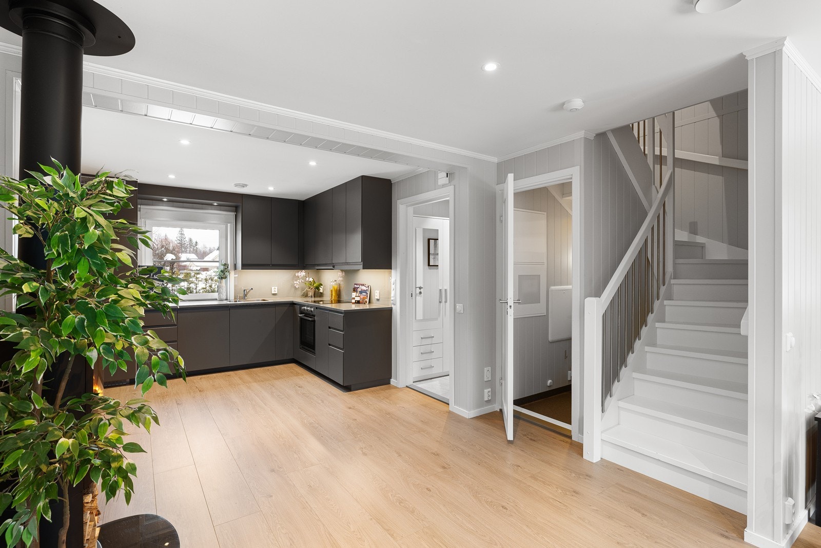 Kjøkkeninnredningen har slette mørke fronter, med stein benkeplate og nedfelt oppvaskkum med 1-greps blandebatteri. Galleribilde