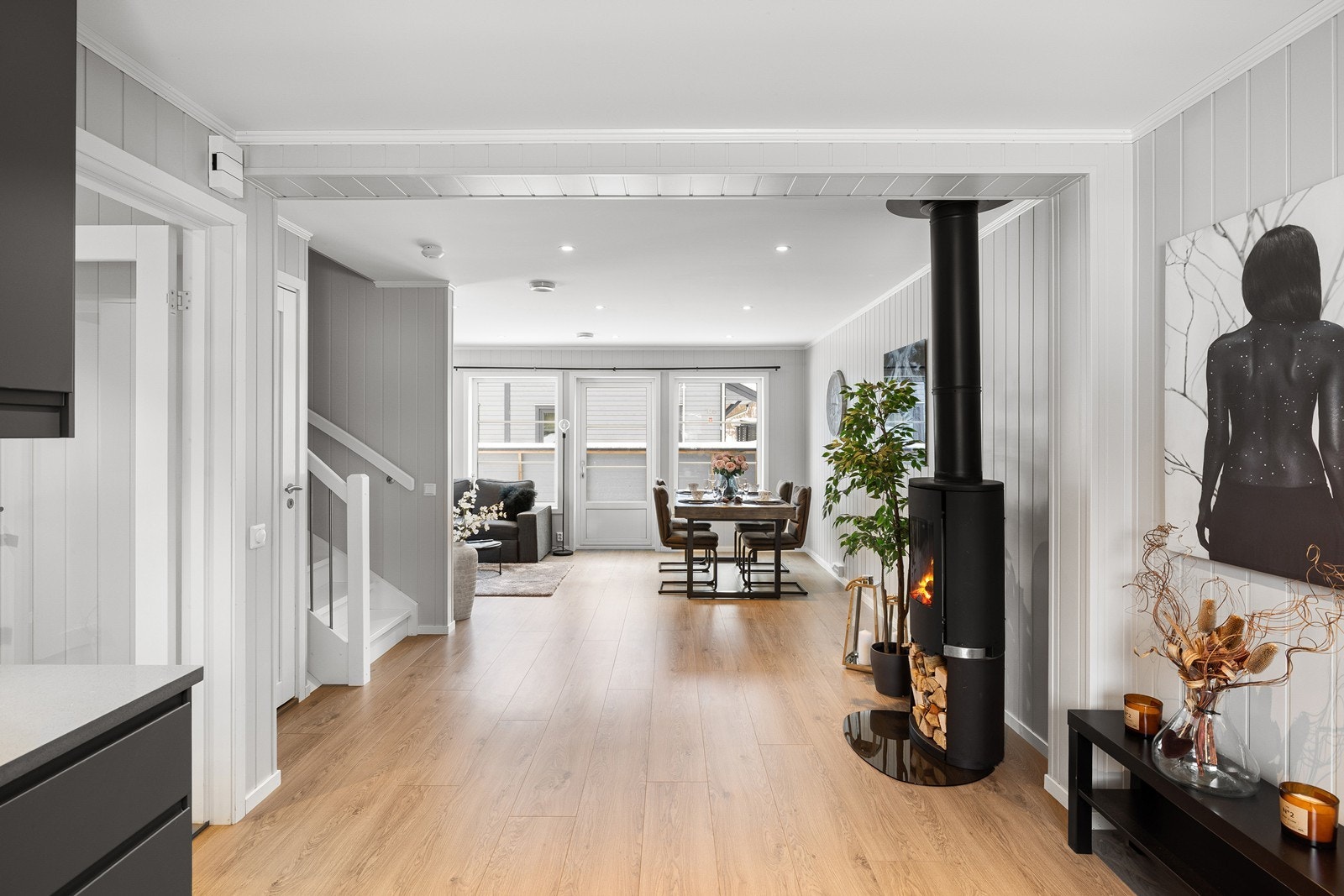 Videre forbi entréen ligger stuen. Rommet er i åpen løsning mot kjøkkenet, og har fint lysinnslipp fra to himmelretninger. Galleribilde