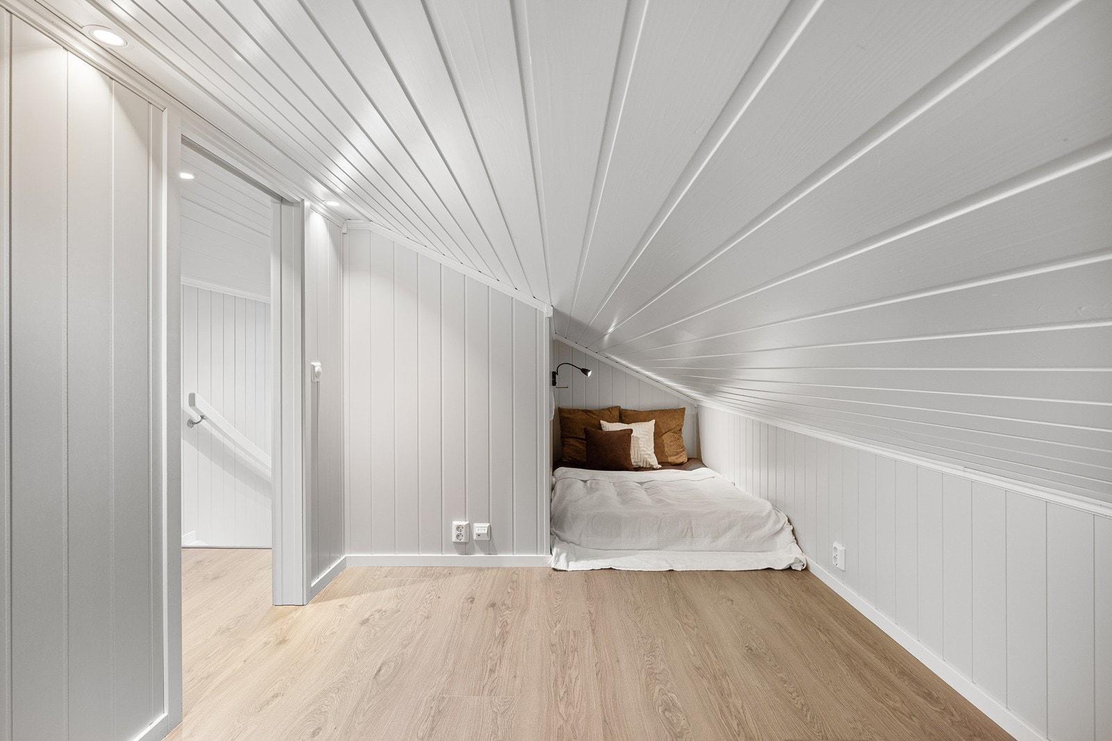 Arealet er blitt innredet med skrivebord, samt lekeareal for familiens minste. Galleribilde