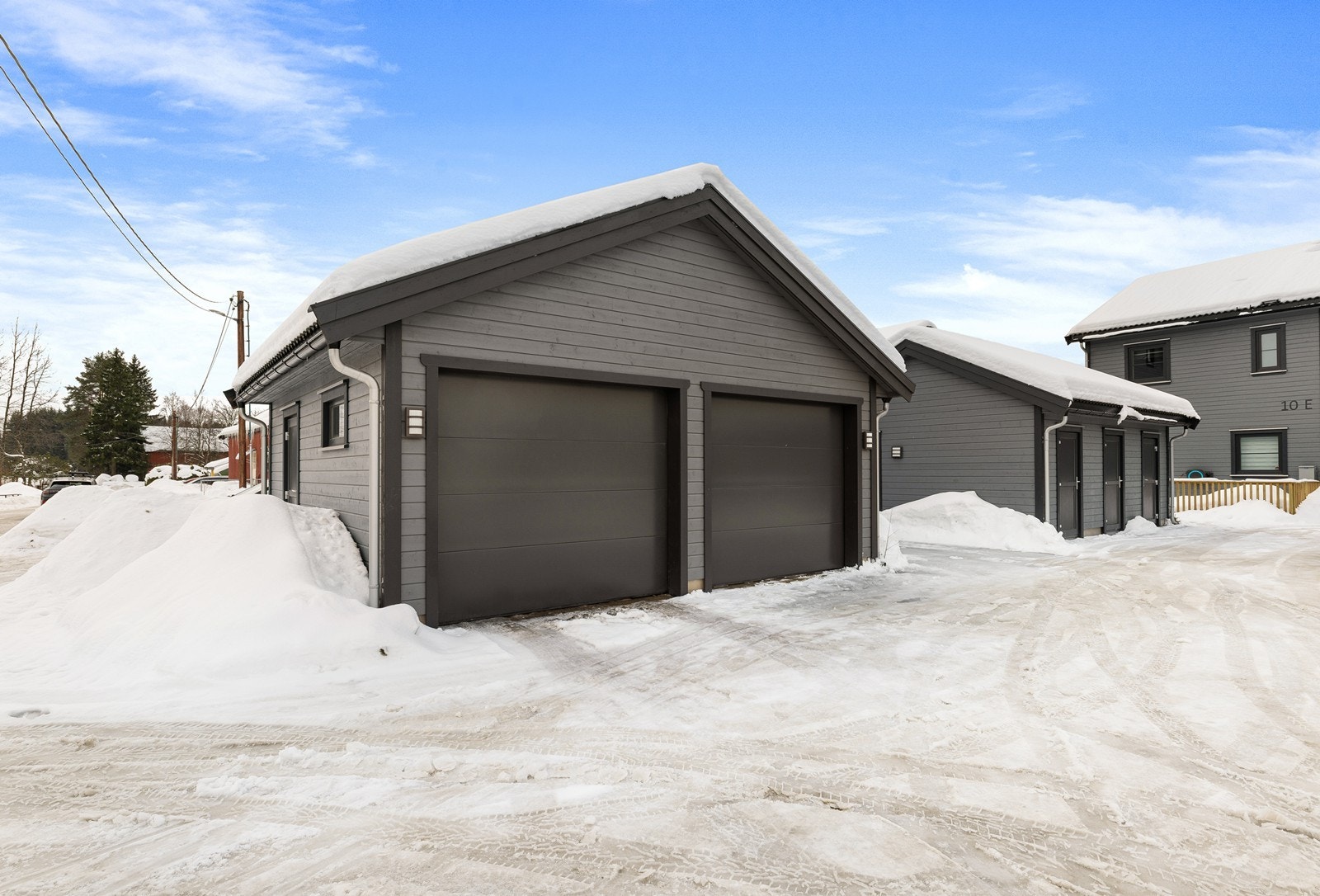 Det disponeres parkering i garasje. Det er montert elbillader i garasjen, ladeboksen er koblet til strømnettet. Galleribilde