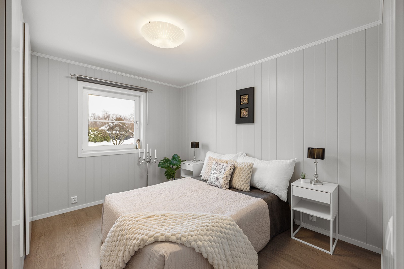 Boligen har tre soverom. Hovedsoverommet har plass til dobbeltseng med tilhørende nattbord. Galleribilde