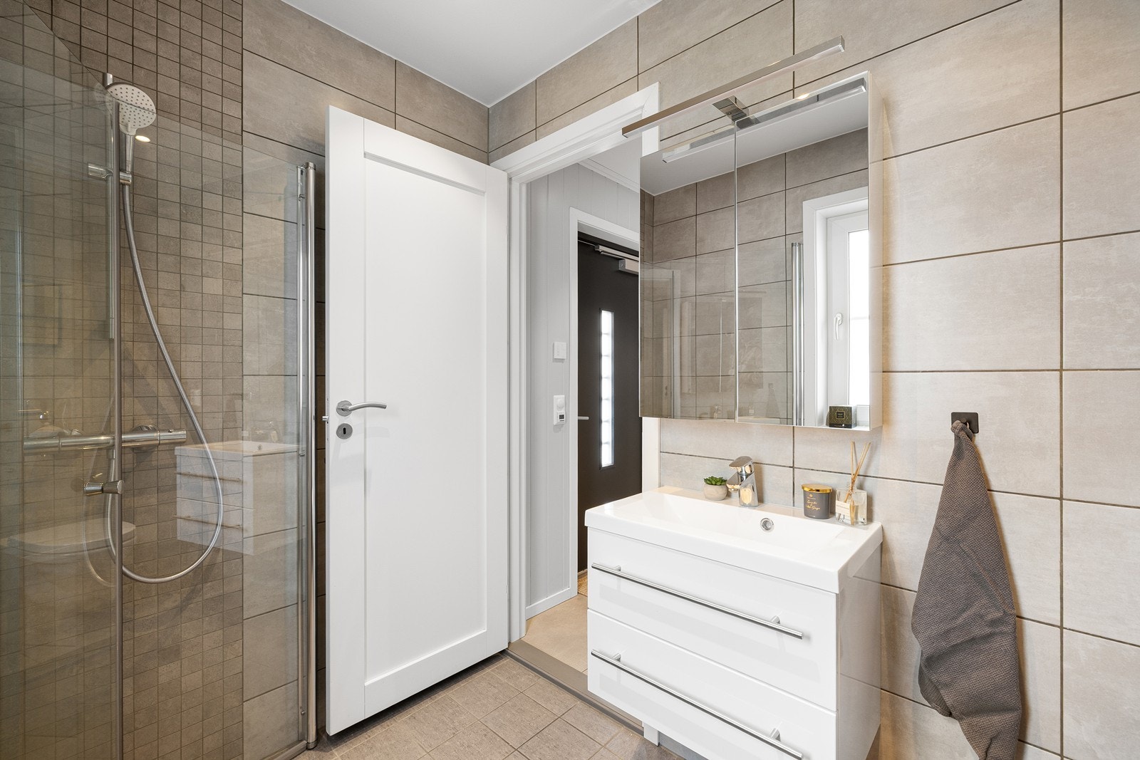 I tillegg har rommet opplegg for vaskemaskin og det er tilkoblet et vannklosett. Badet har balansert ventilasjon. Galleribilde