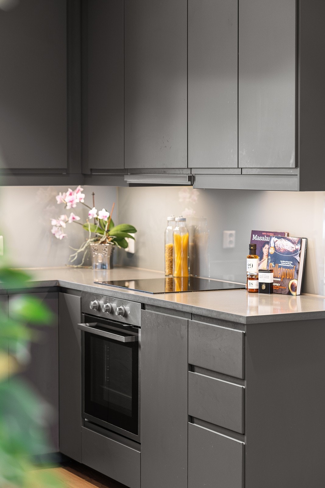 I tillegg har kjøkkenet integrert oppvaskmaskin, kombiskap, stekeovn og nedfelt platetopp. Galleribilde