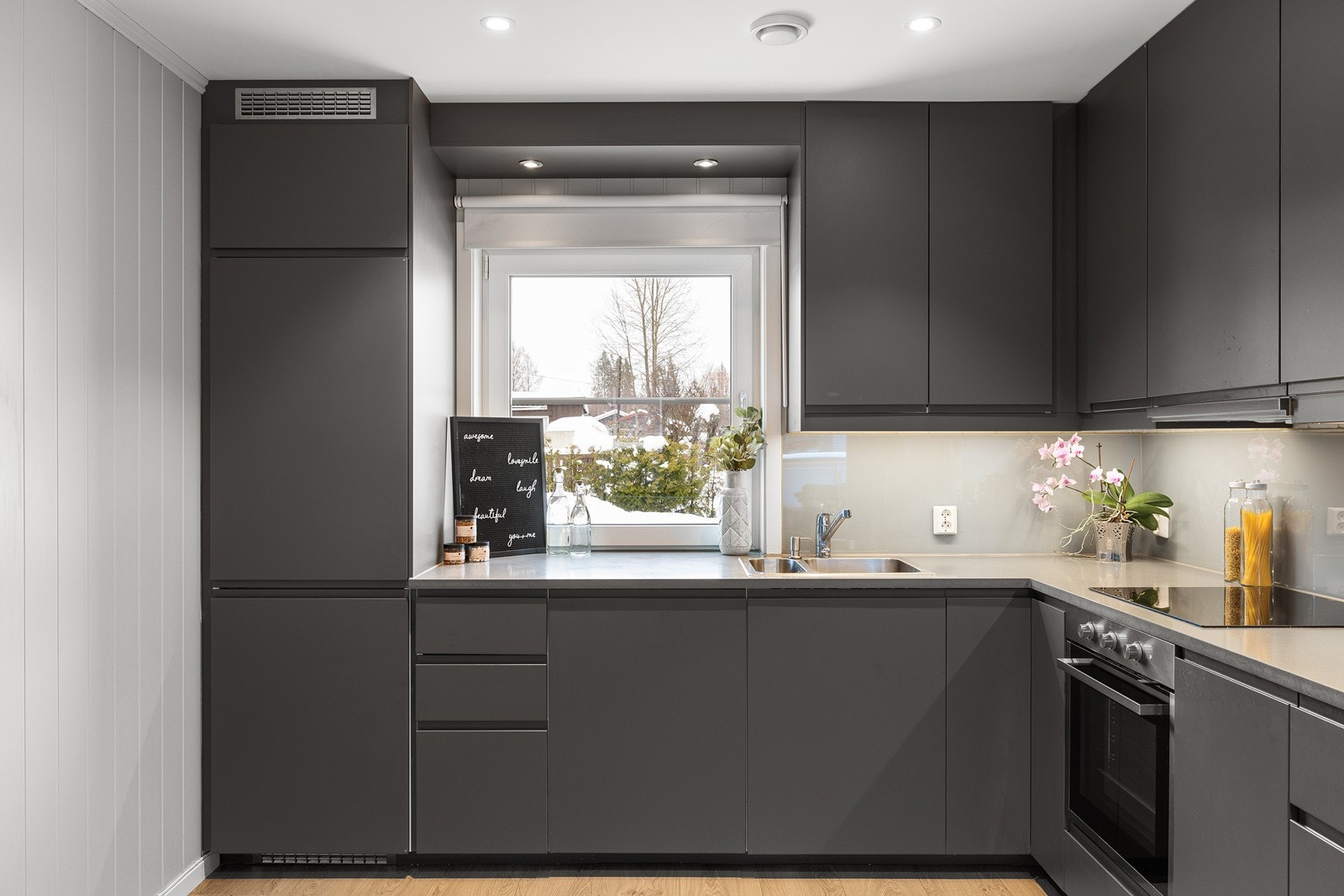 Over platetoppen er det tilkoblet en ventilator. Galleribilde