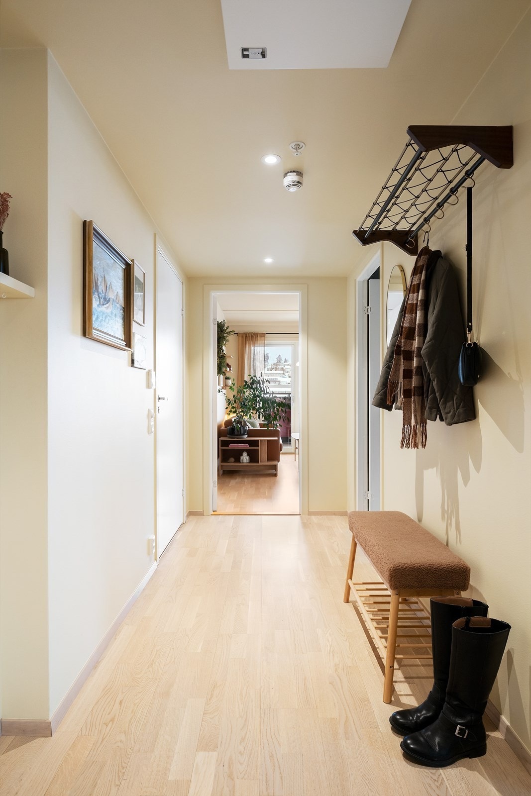 Entreen gir et godt førstegangsinntrykk. Det er god plass til å henge fra seg yttertøy og annet ønsket entrémøbel. Galleribilde