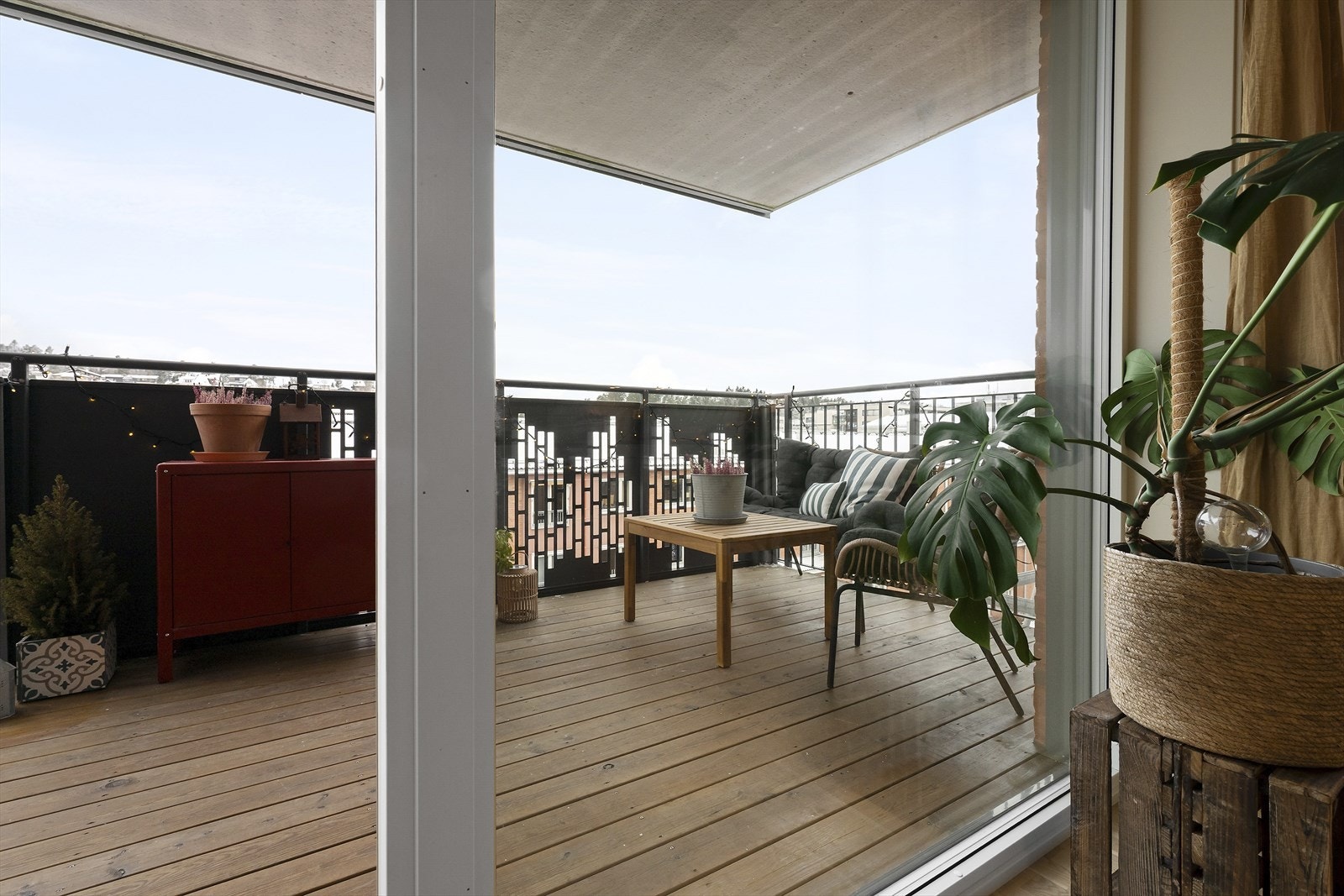Balkongen har god plass til sittegruppe og utemøbler. Galleribilde