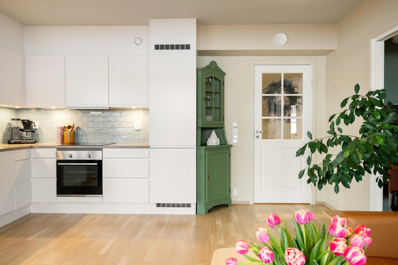 Kjøkkenet har rikelig med skap- og benkeplass, som gir gode oppbevarings- og arbeidsforhold. Galleribilde