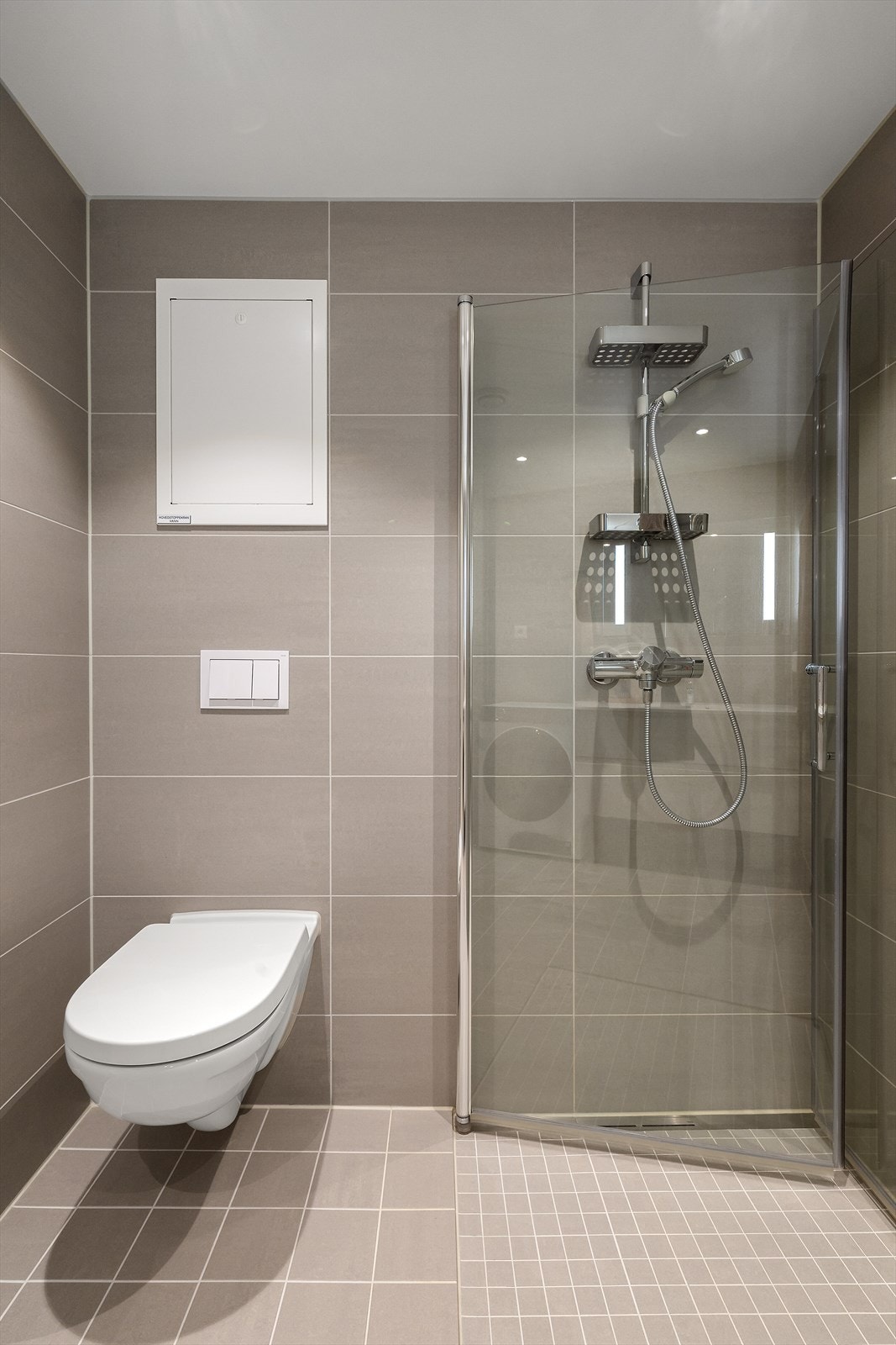 Dusjhjørne med innfellbare dører i glass og garnityr. Galleribilde