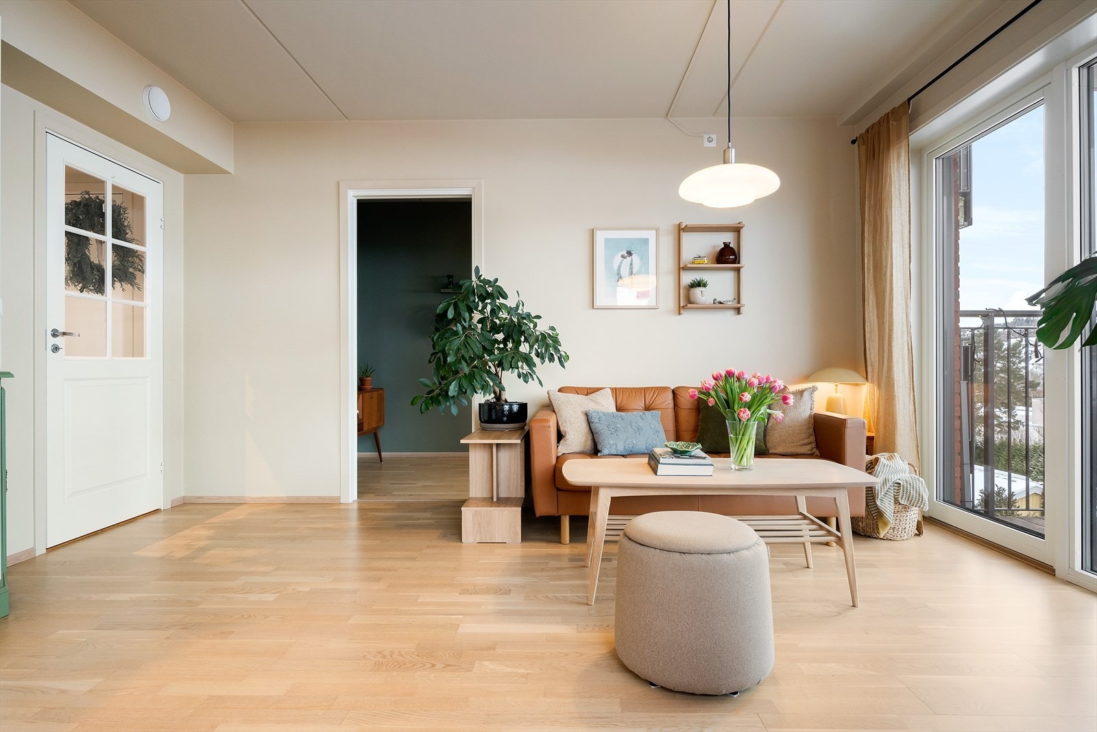 Det er åpen stue/kjøkken-løsning. Galleribilde