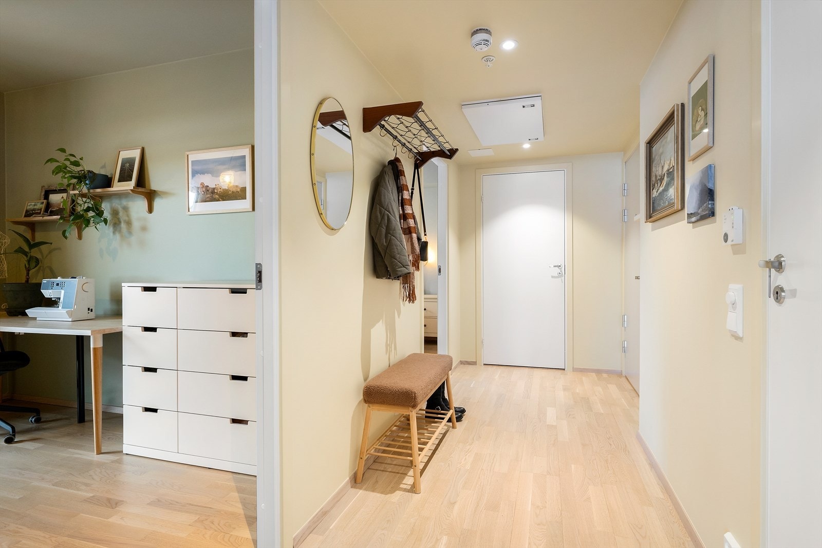 Leiligheten disponerer en praktisk bod, med gode oppbevaringsmuligheter for klær og annet utstyr. Galleribilde