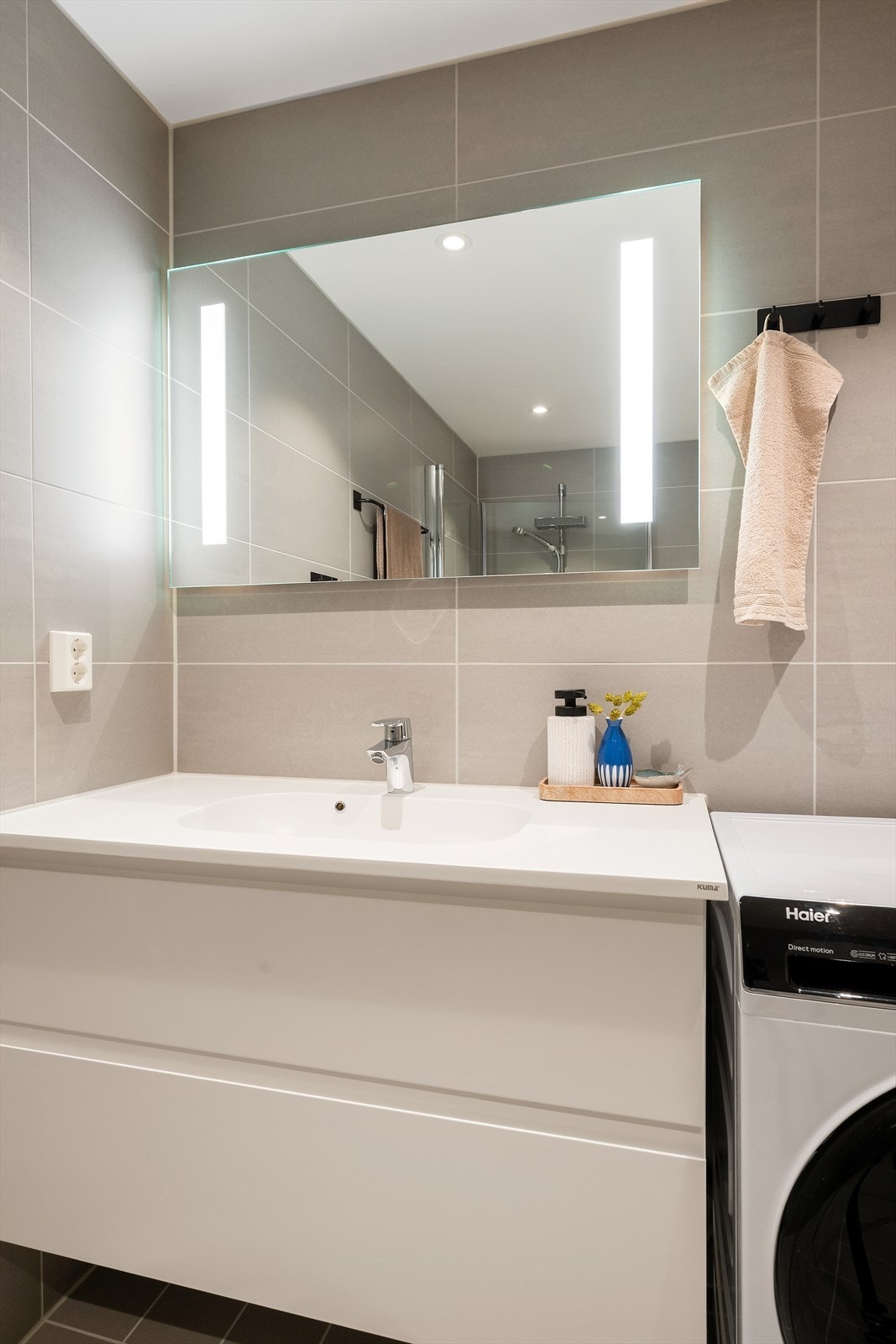 Baderommet har vannbåren varme i gulvet. Galleribilde