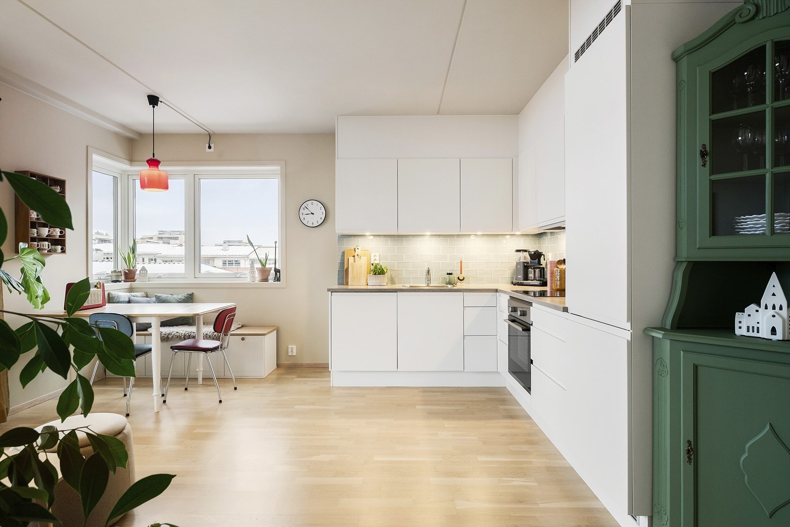 Kjøkkenet er utstyrt med kjøl/fryseskap, oppvaskmaskin, komfyr, platetopp, vannstoppsystem og komfyrvakt. Galleribilde