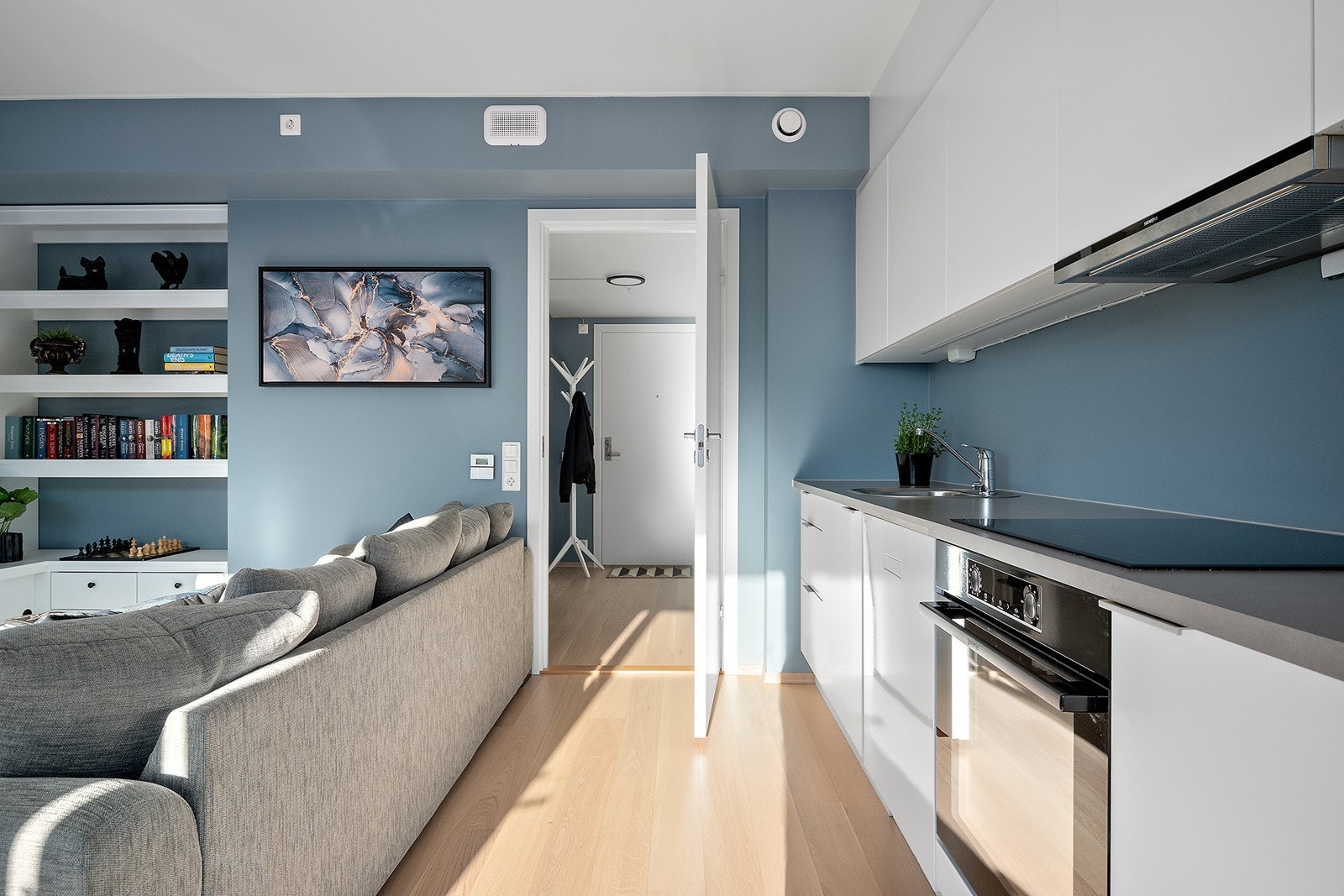 Kjøkken fra Norema fint plassert i enden av rommet. Godt med oppbevaring i skap -og skuffer. Galleribilde