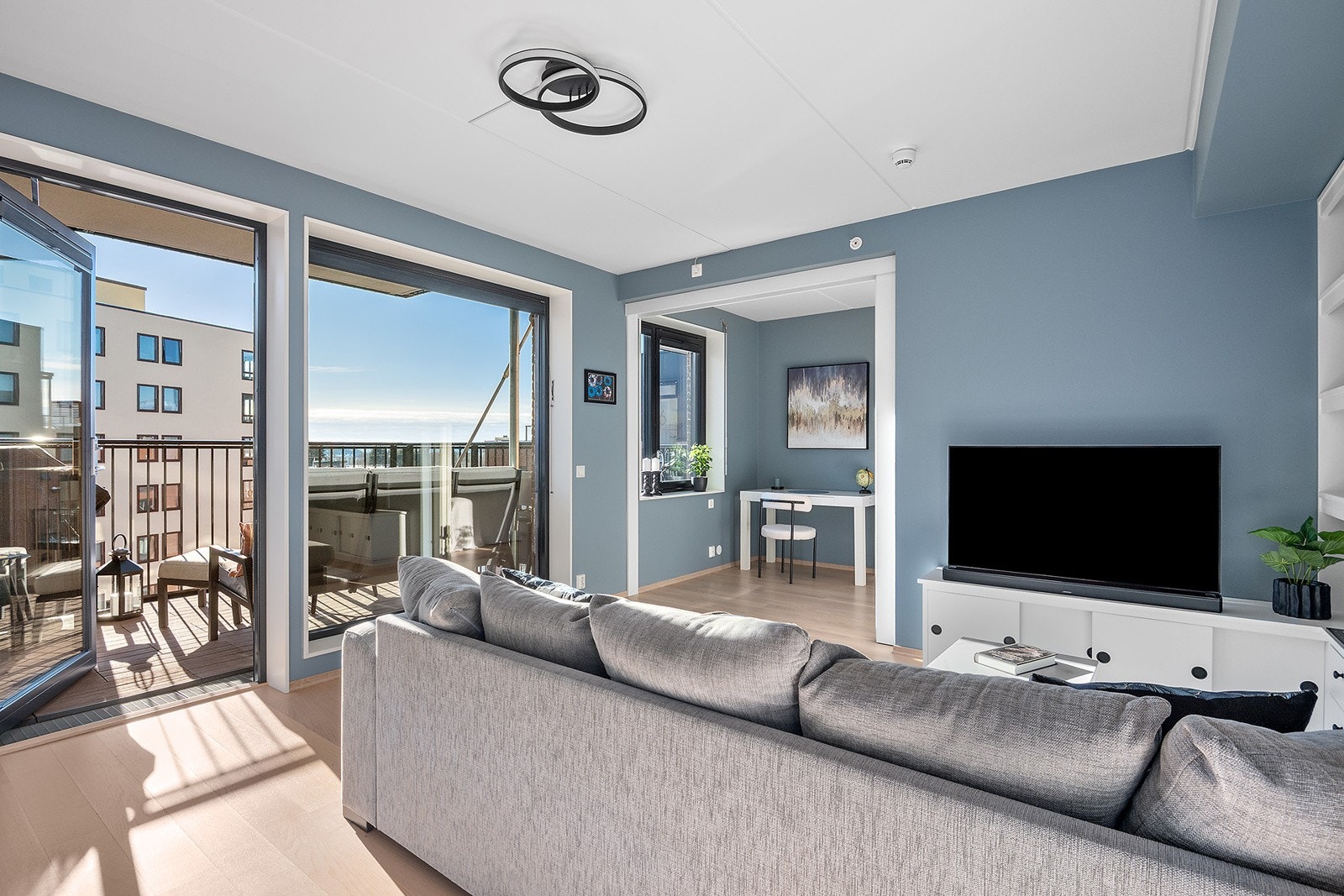 Lys og pen stue med plass til sofa, mediebenk og spisebord. Galleribilde