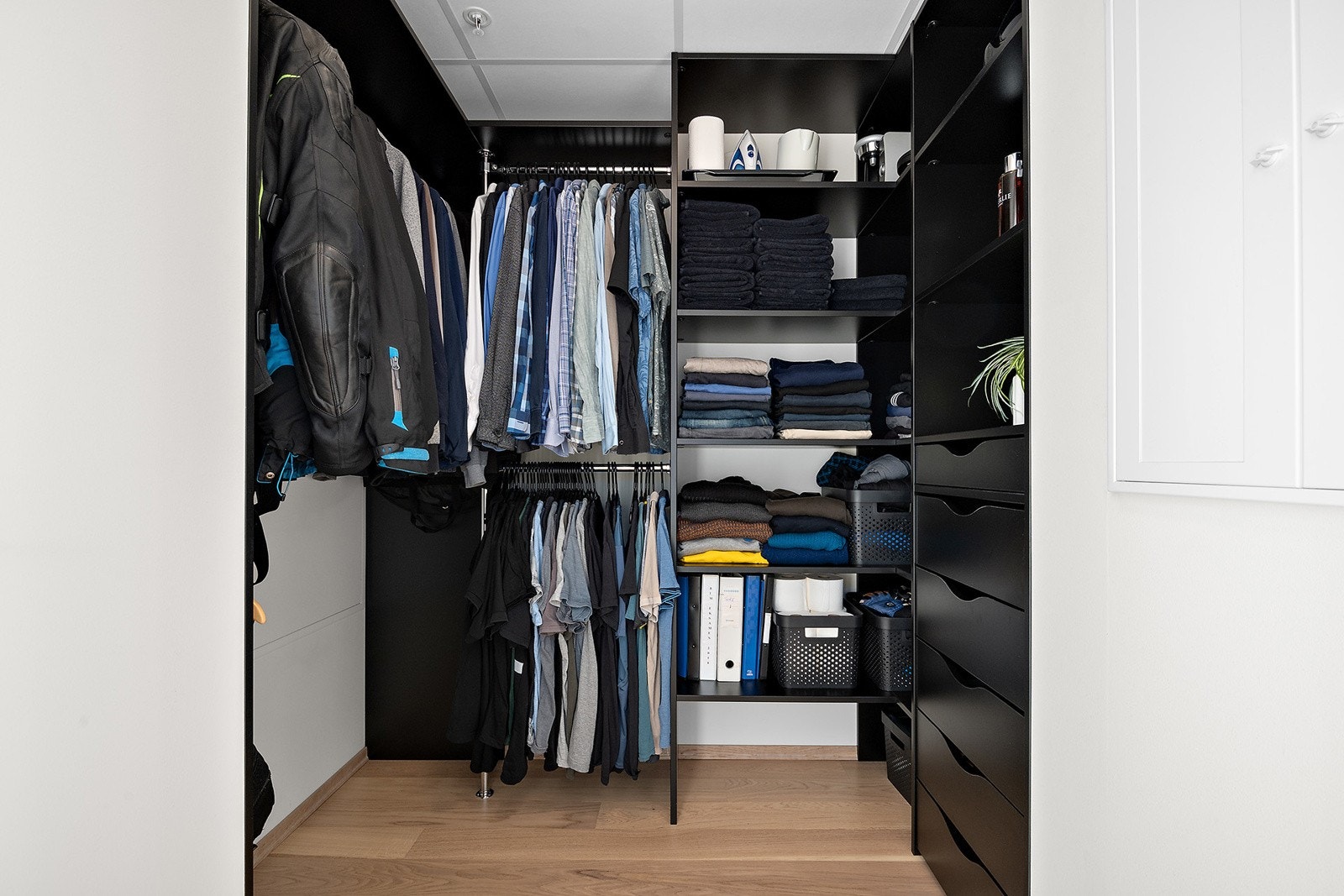 Praktisk bod i tilknyttning til entréen. Denne er i dag innredet som et garderoberom. Galleribilde