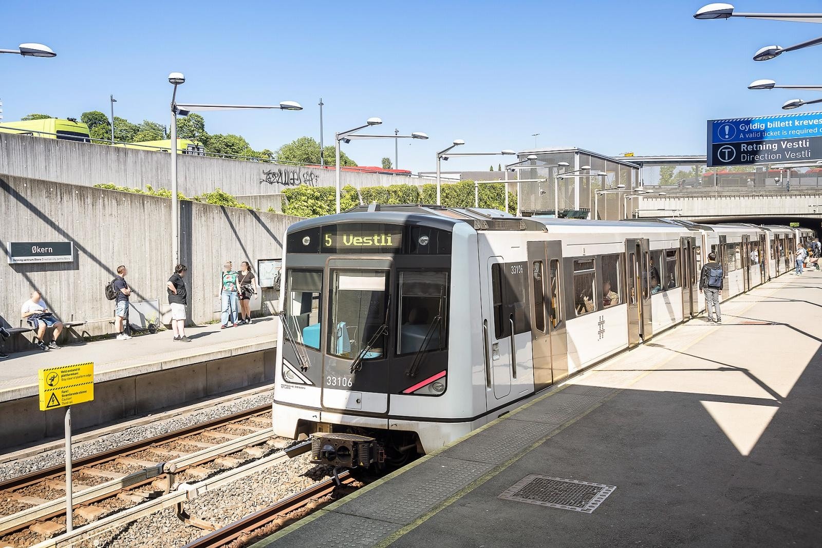 T-bane på økern. Linje 4 & 5 har stopp her. Galleribilde