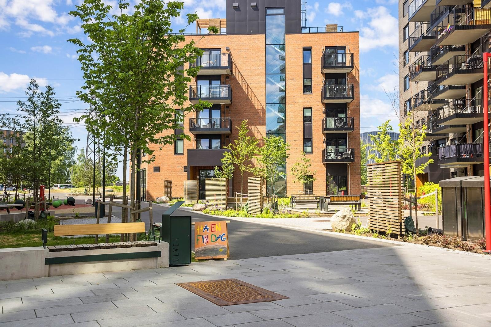 Grønt og fint gatetun på sommerstid. Galleribilde