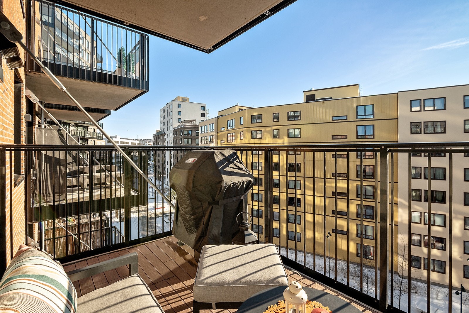 Solrik sydvestvendt balkong på ca. 9 kvm. Galleribilde