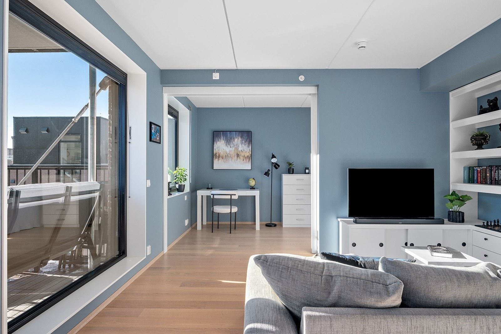 Store vindusoverflater som gir godt med naturlig lys. Galleribilde